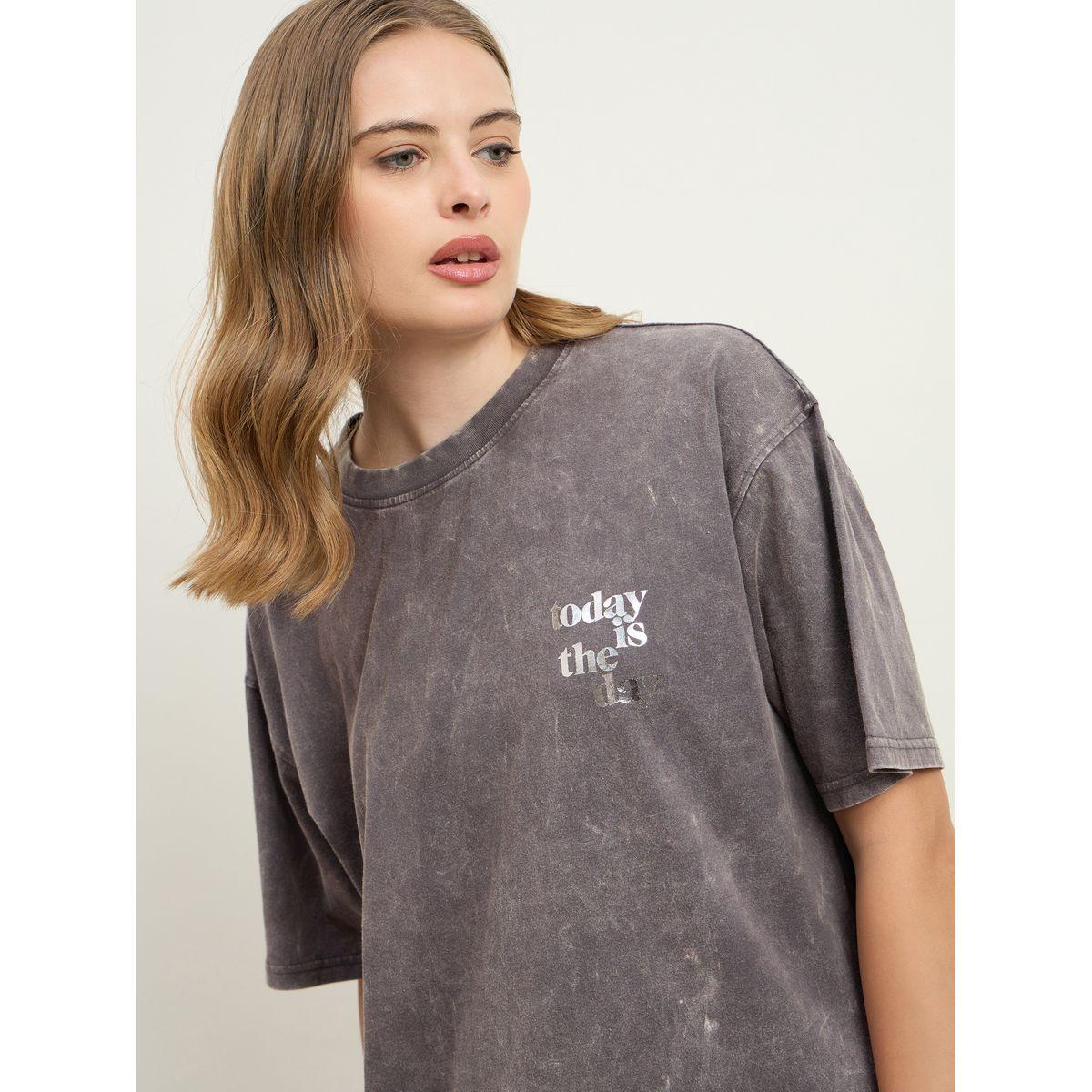 تيشيرت فضفاض وطويل بطبعة كتابة-women-clothing-tshirts-image-4