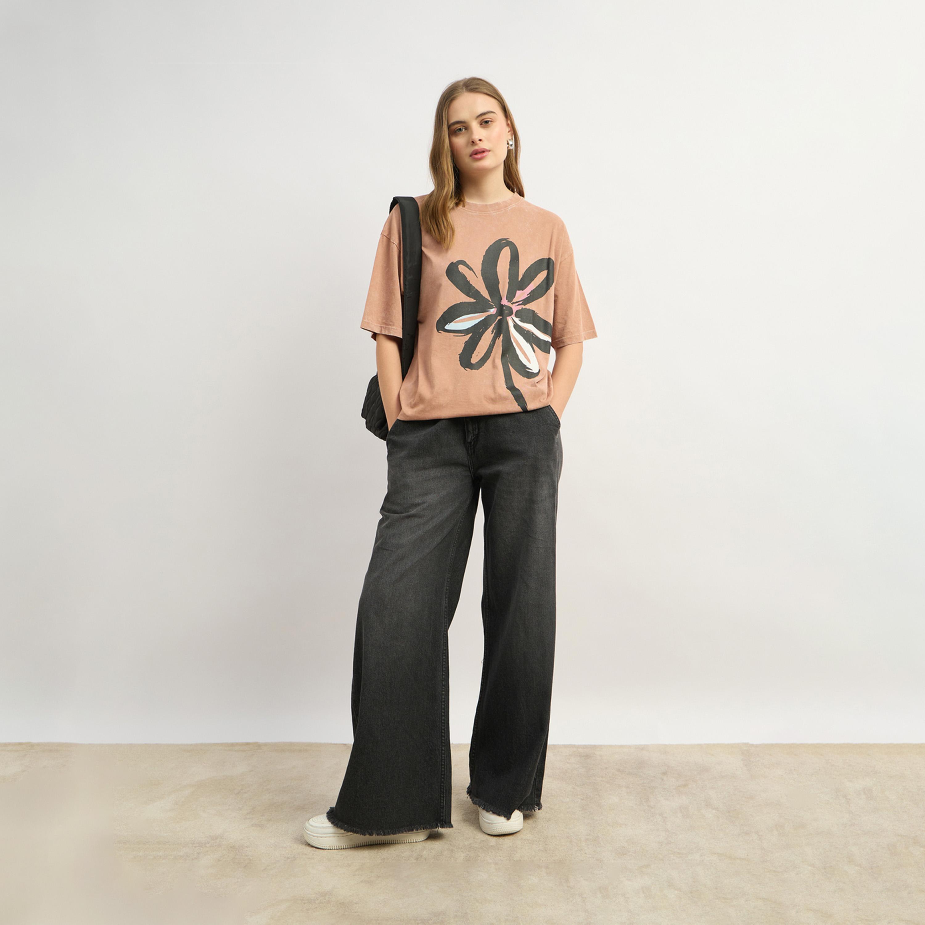ستايلي - تي شيرت كبير الحجم بياقة دائرية وطبعة جرافيكية-women-clothing-tshirts-image-1