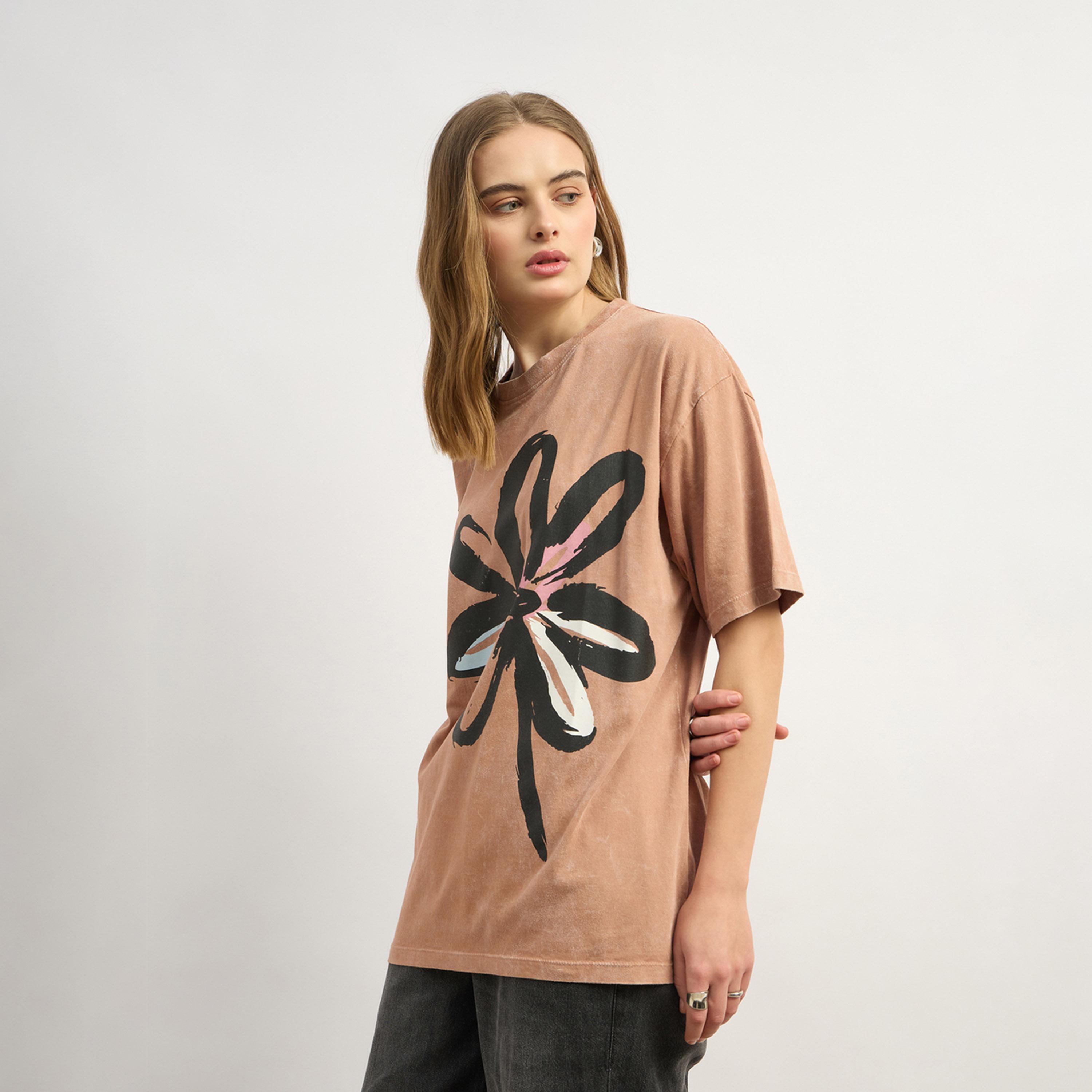 ستايلي - تي شيرت كبير الحجم بياقة دائرية وطبعة جرافيكية-women-clothing-tshirts-image-3