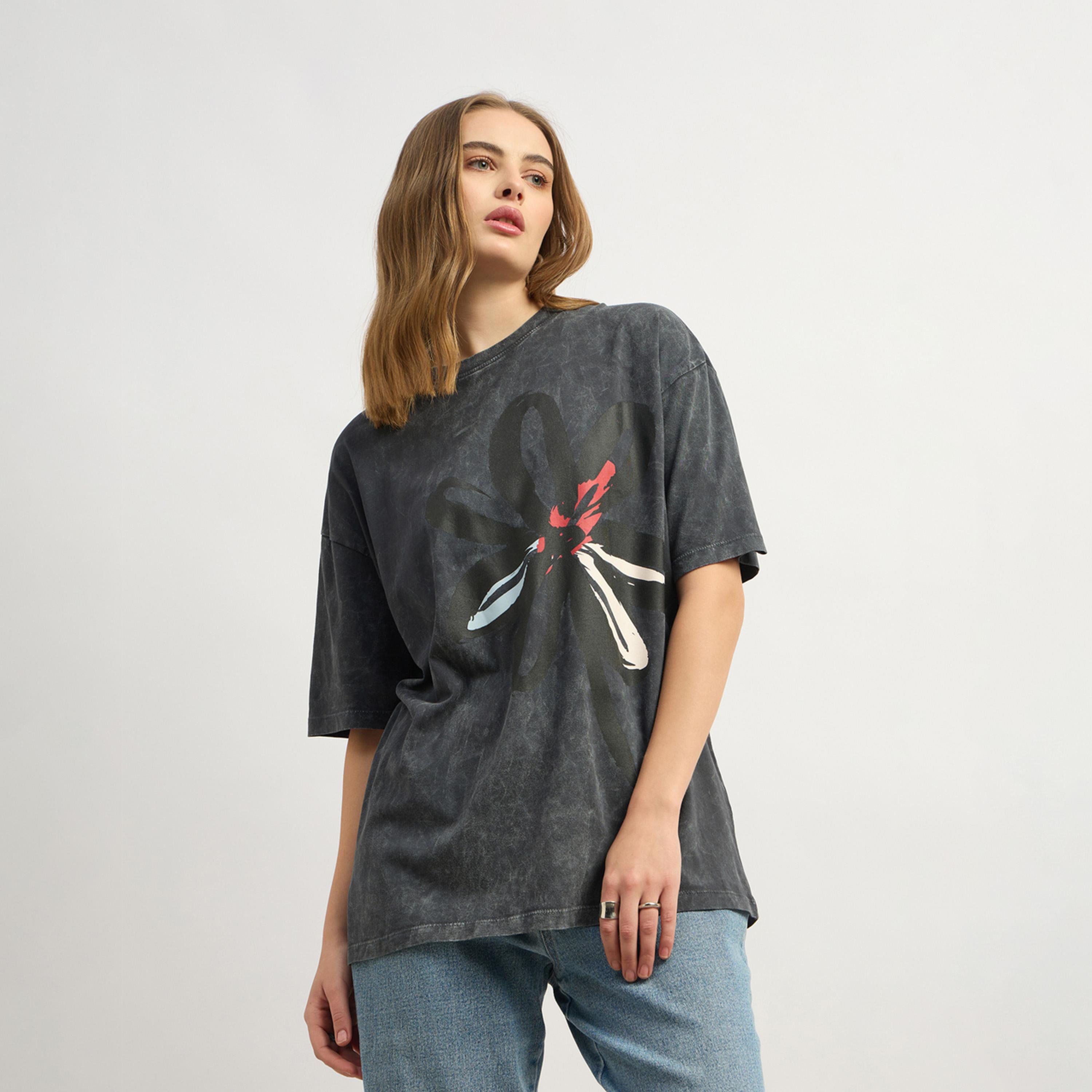 ستايلي - تي شيرت كبير الحجم بياقة دائرية وطبعة جرافيكية-women-clothing-tshirts-image-2