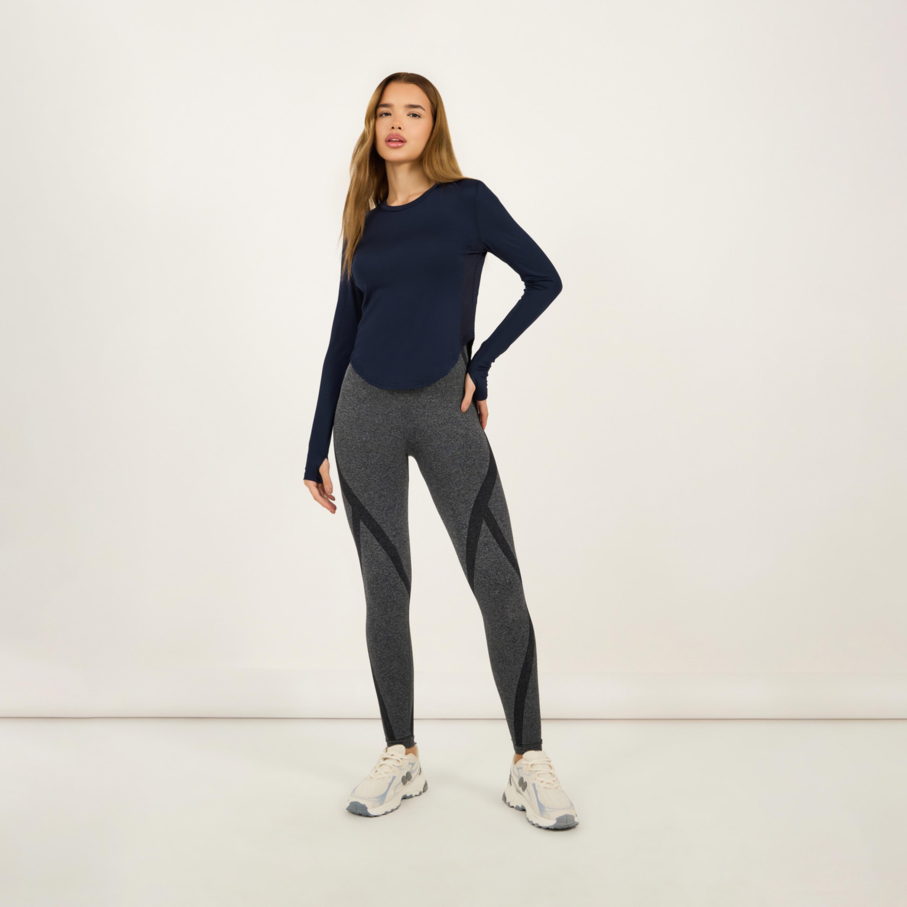 ستايلي - بلوزة رياضية بفتحة إبهام ولوحة شبكية جانبية-women-clothing-sportswearandactivewear-tshirtsandvests-image-2