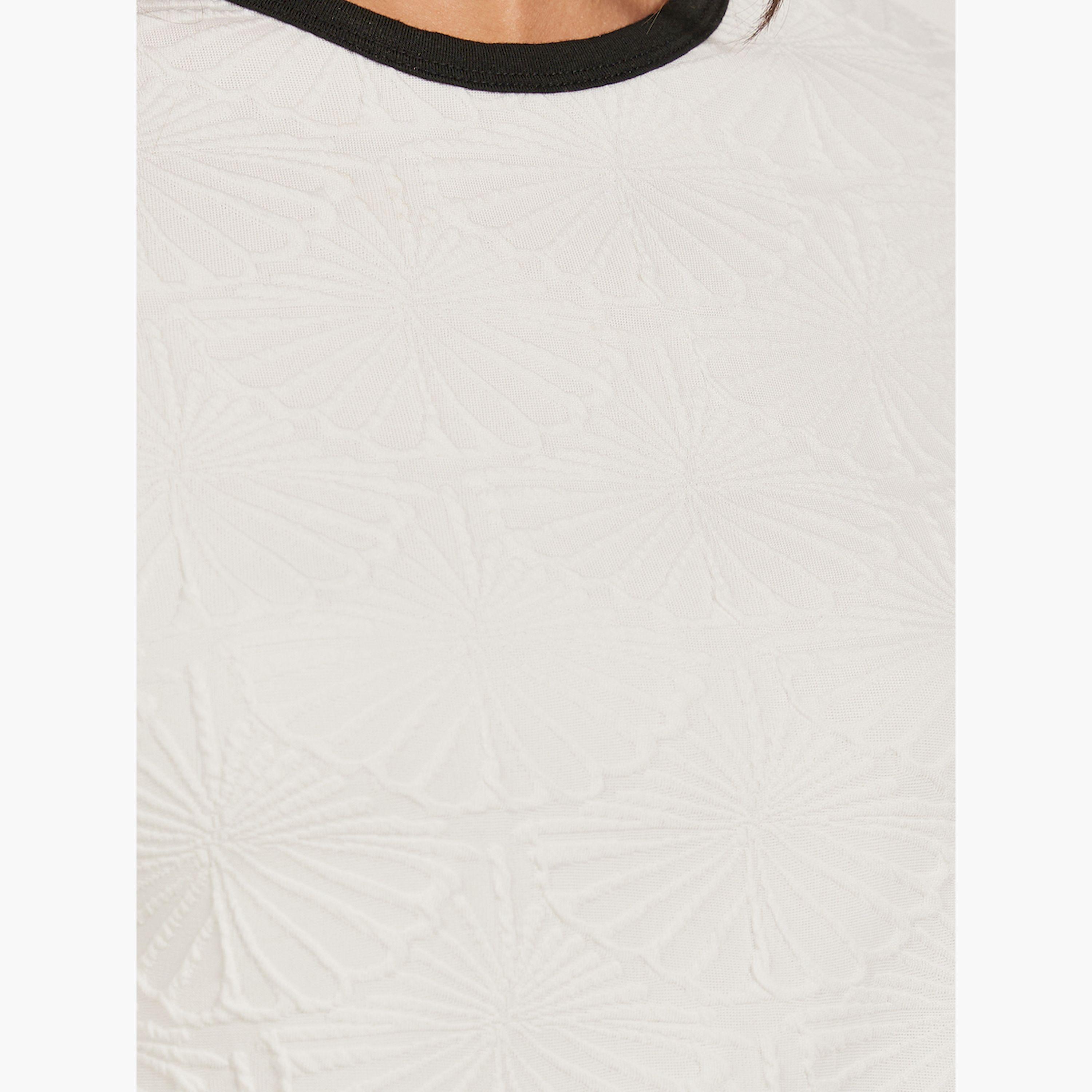 ستايلي -  تي شيرت بأكمام قصيرة ورقبة دائرية منقوش-women-clothing-tshirts-image-3