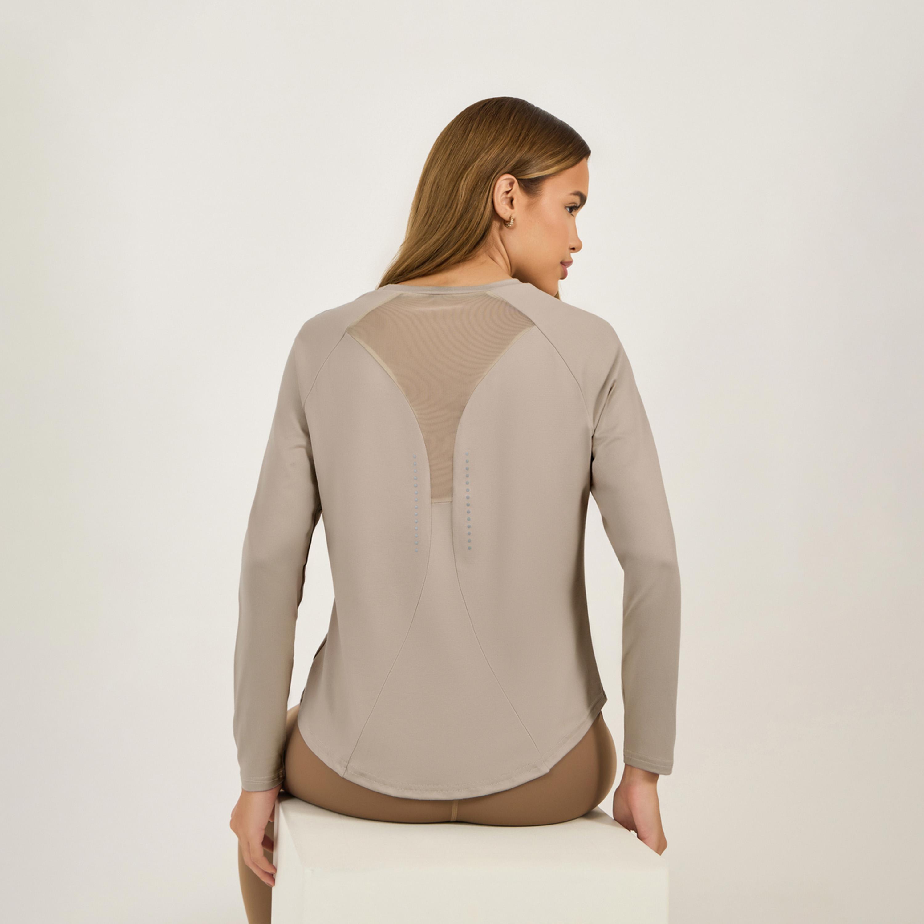ستايلي - بلوزة رياضية بحافة منحنية ونقاط عاكسة وتفاصيل شبكية في الخلف-men-clothing-sportswearandactivewear-tshirtsandpolos-image-1
