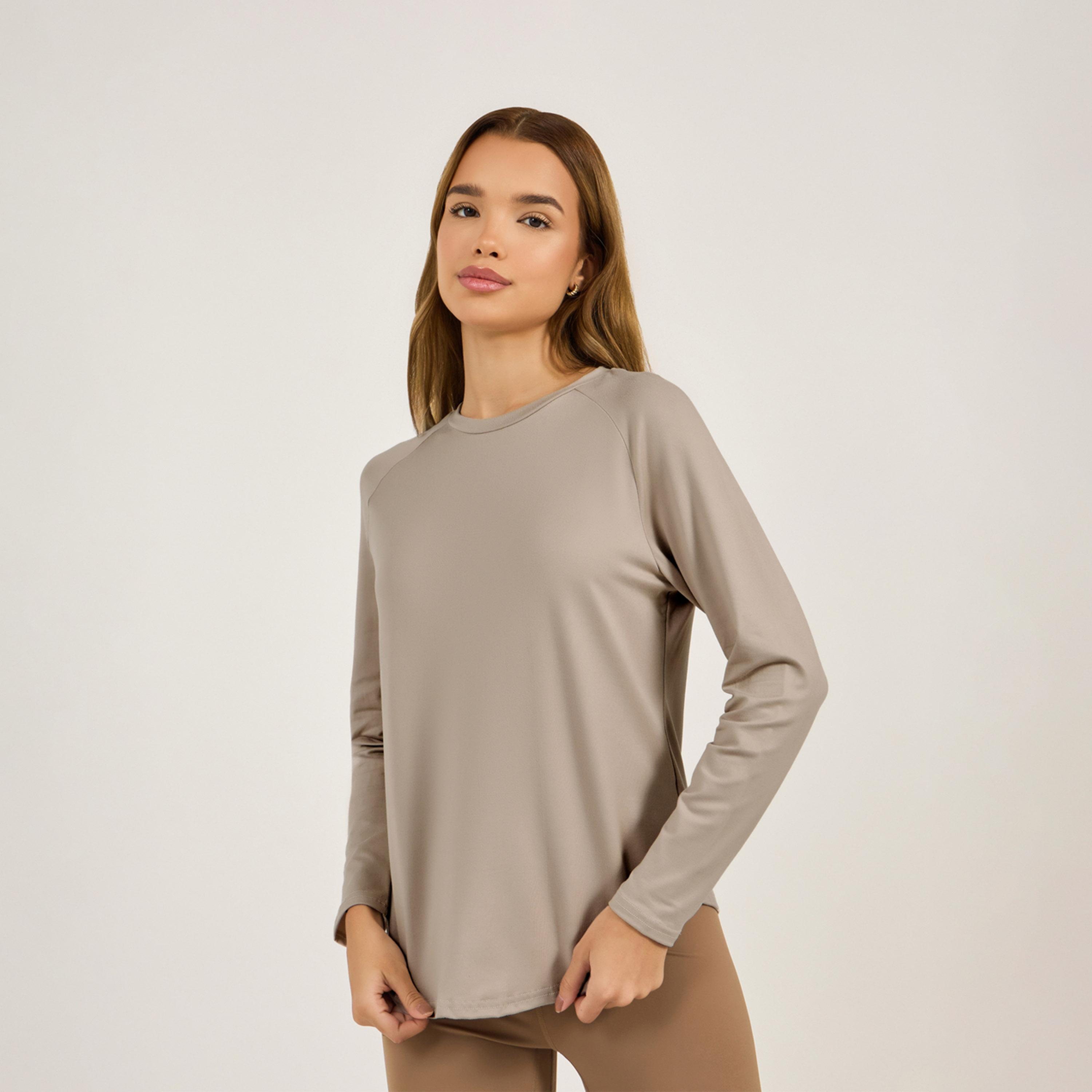 ستايلي - بلوزة رياضية بحافة منحنية ونقاط عاكسة وتفاصيل شبكية في الخلف-men-clothing-sportswearandactivewear-tshirtsandpolos-image-3