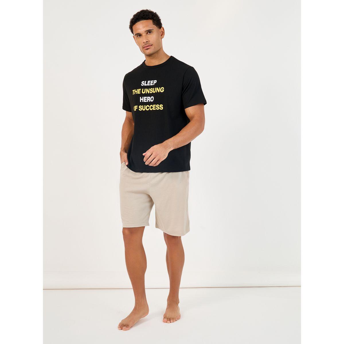 طقم من بنطال بيجاما مع تيشيرت بطبعة كتابة-men-clothing-nightwear-pyjamaandshorts-image-1