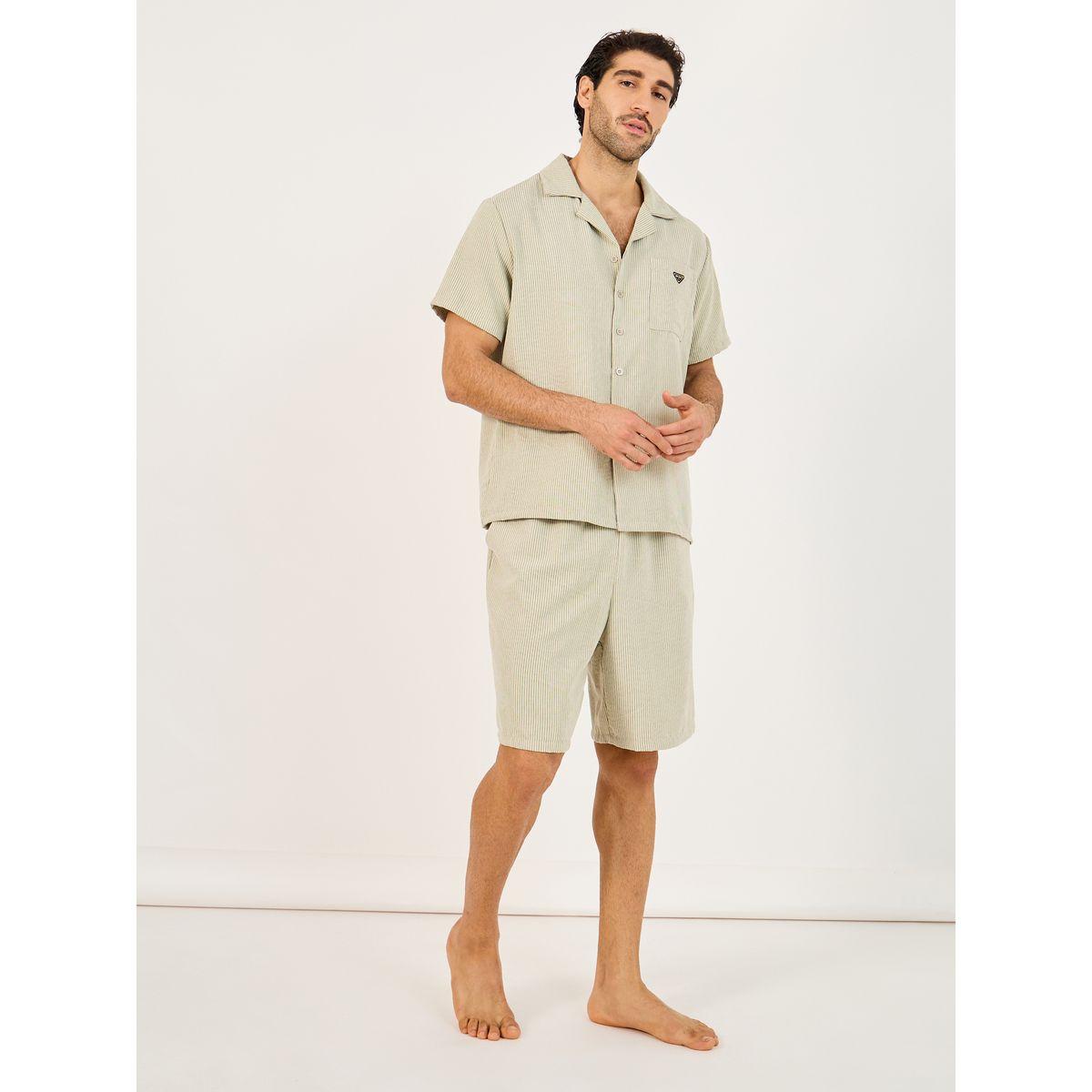 مجموعة من شورت وقميص منسوج مزين بشارة مُرقعة-men-clothing-nightwear-sets-image-1