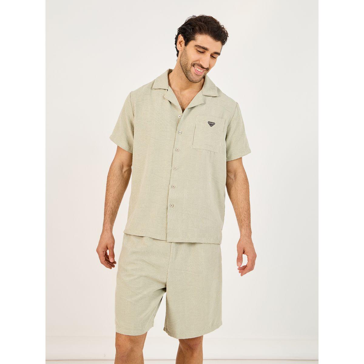 مجموعة من شورت وقميص منسوج مزين بشارة مُرقعة-men-clothing-nightwear-sets-image-2