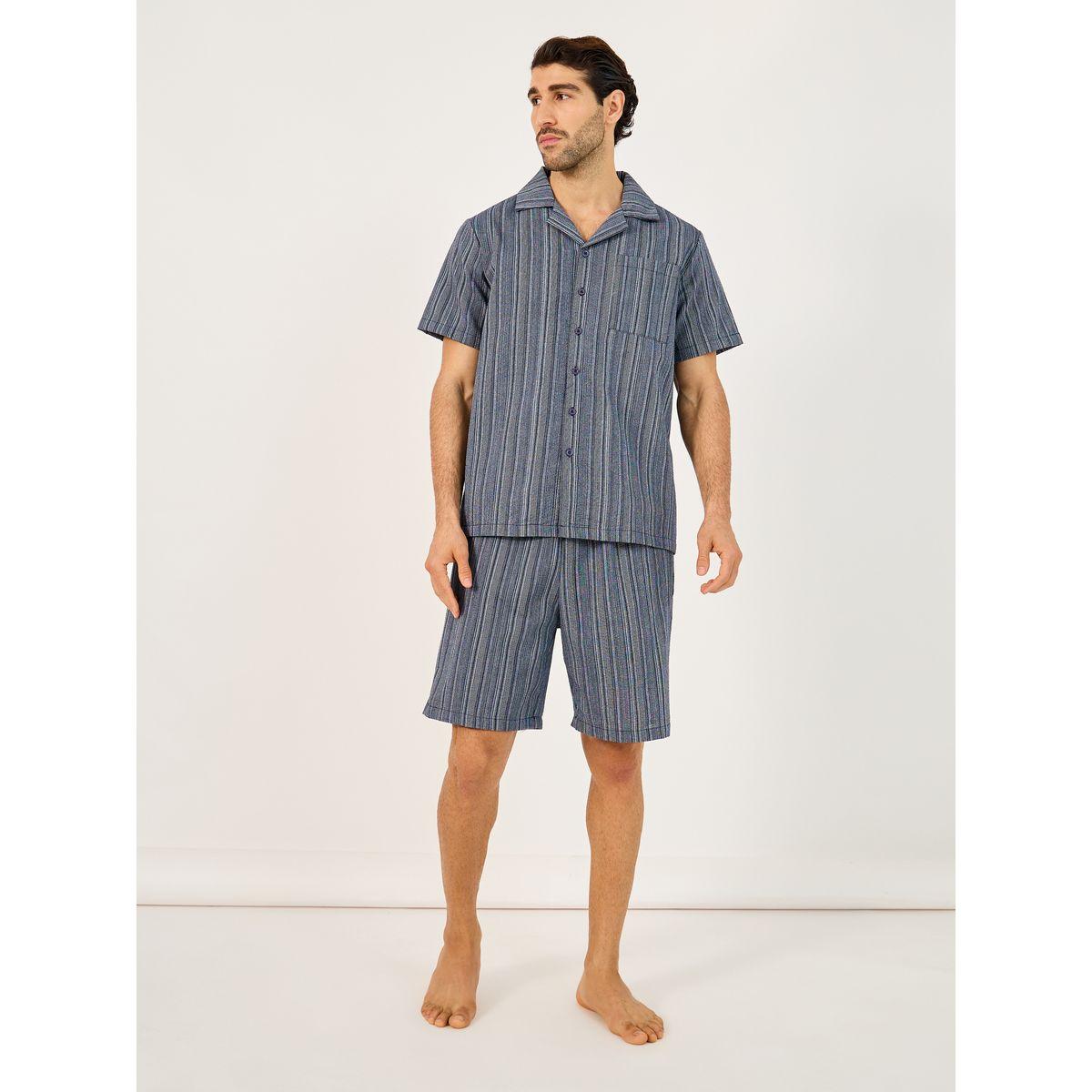طقم من بنطال بيجاما وبلوزة مخططة بأكمام قصيرة-men-clothing-nightwear-sets-image-1