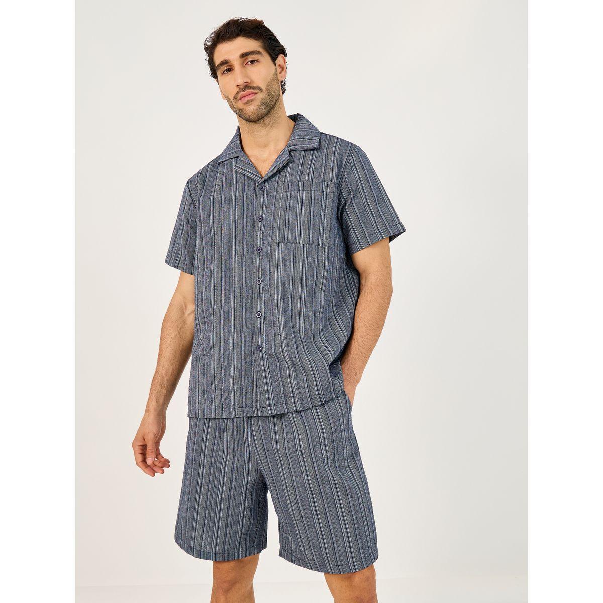 طقم من بنطال بيجاما وبلوزة مخططة بأكمام قصيرة-men-clothing-nightwear-sets-image-2
