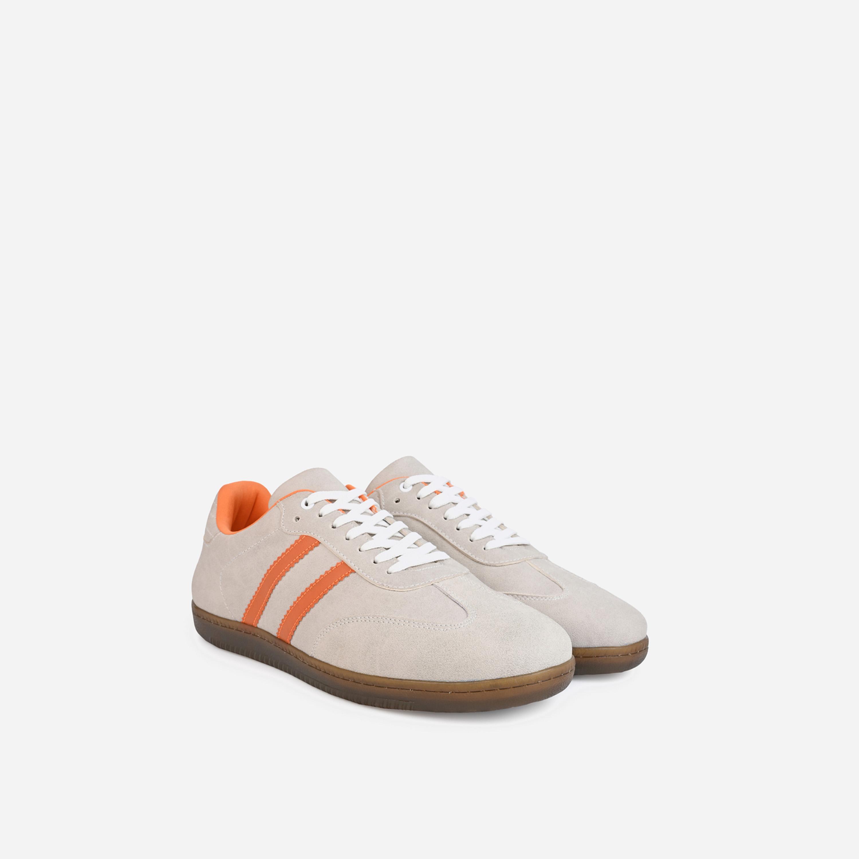 ستايلي - حذاء رياضي كورت بجزء علوي سويد مخملي وخطين-men-shoes-sneakers-image-1