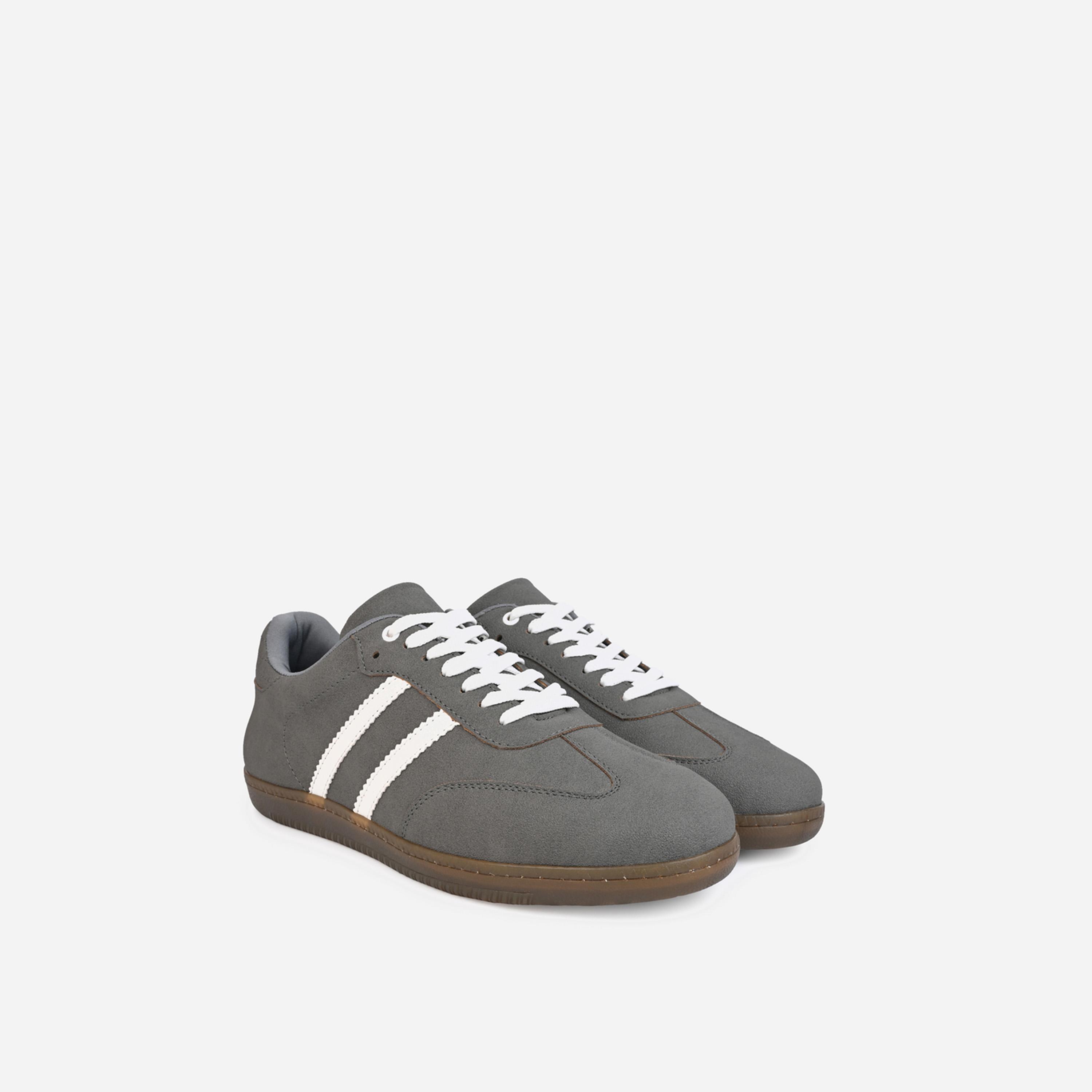 ستايلي - حذاء رياضي كورت بجزء علوي سويد مخملي وخطين-men-shoes-sneakers-image-1