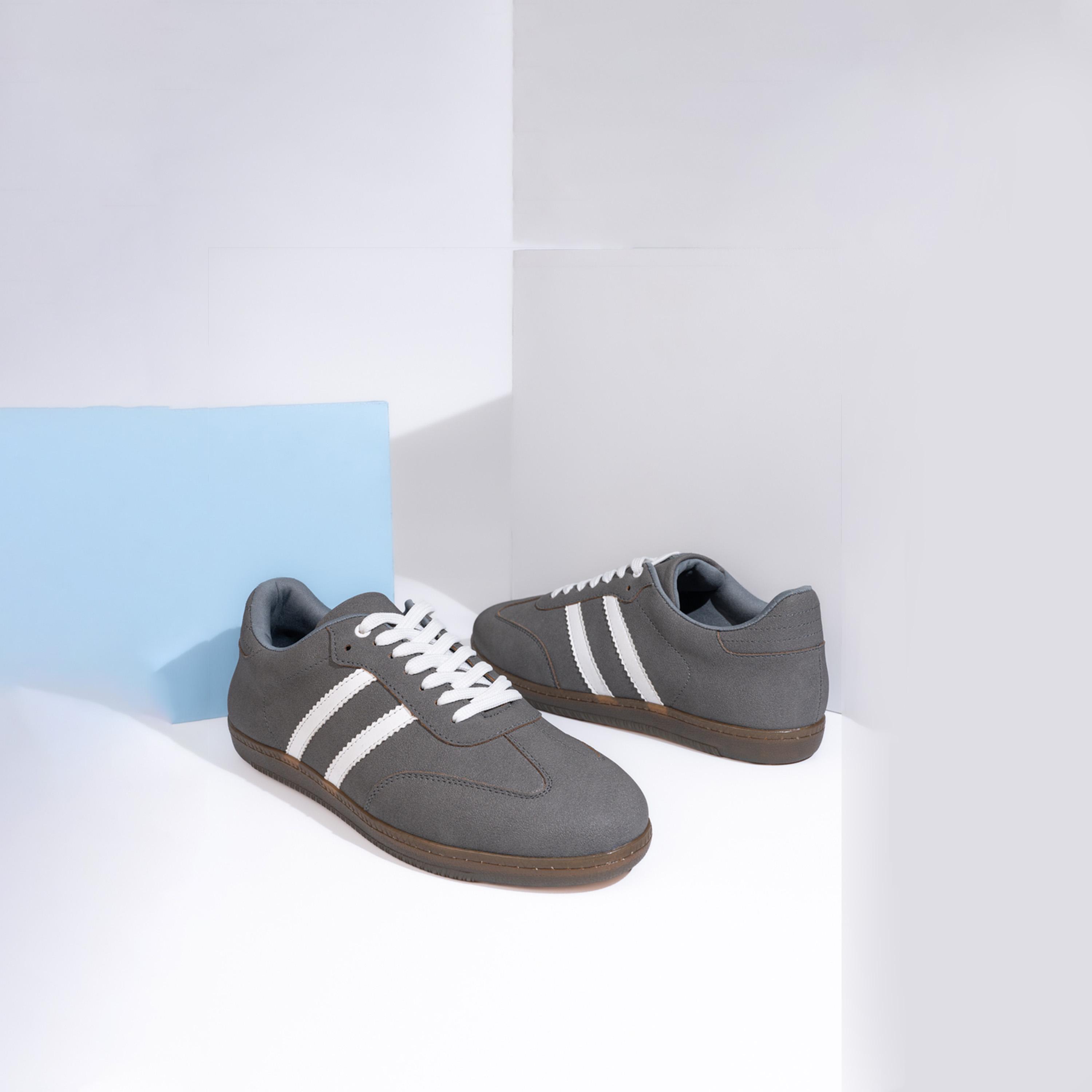 ستايلي - حذاء رياضي كورت بجزء علوي سويد مخملي وخطين-men-shoes-sneakers-image-2