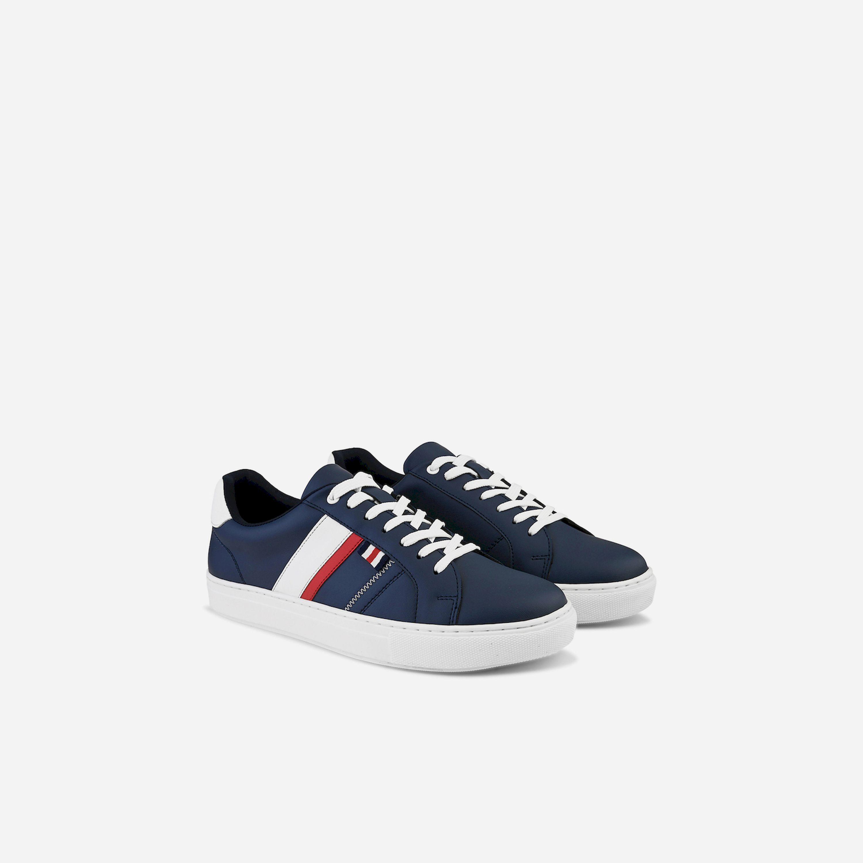 ستايلي - حذاء رياضي بتفاصيل مخططة وكعب ونعل مسطح-men-shoes-sneakers-image-1