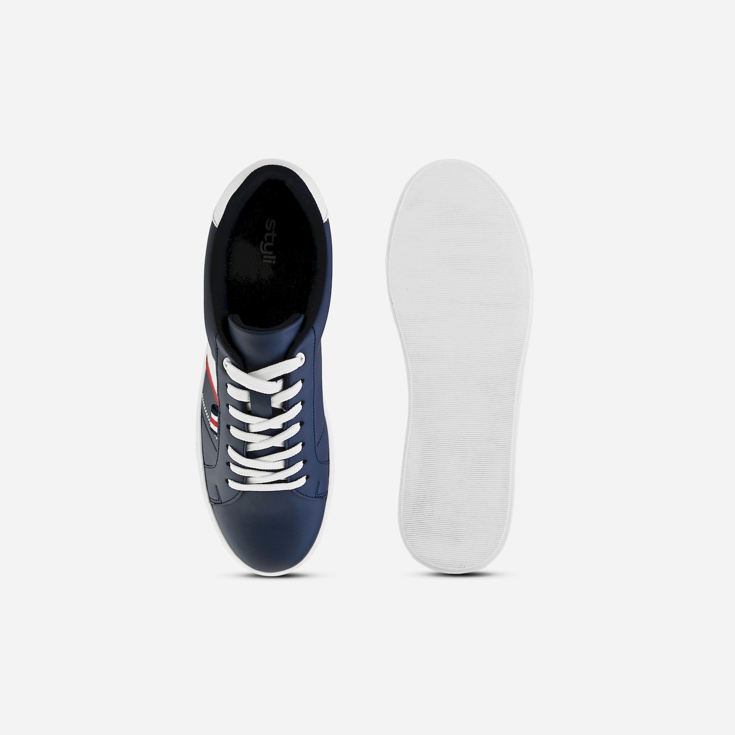 ستايلي - حذاء رياضي بتفاصيل مخططة وكعب ونعل مسطح-men-shoes-sneakers-image-2