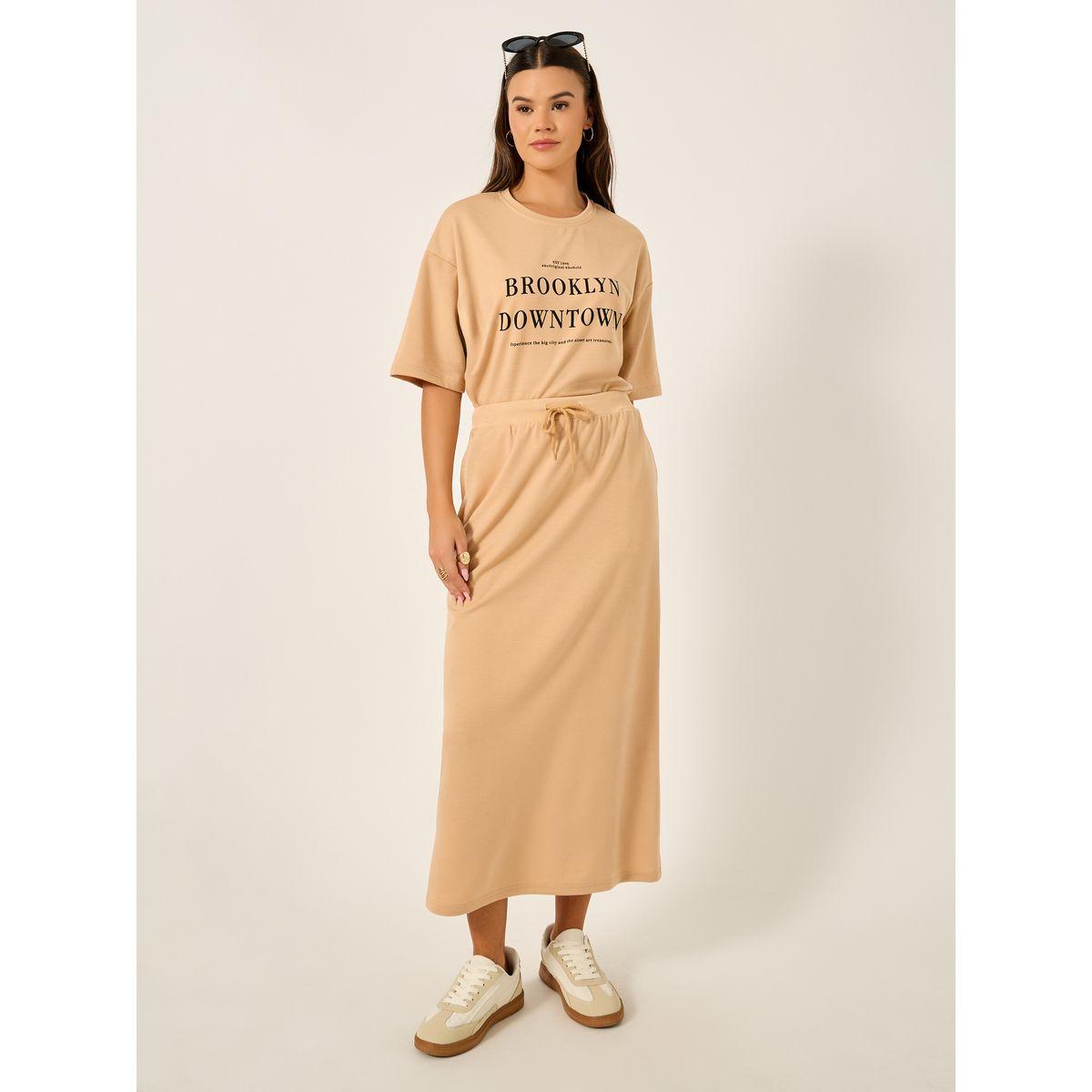 طقم تيشيرت واسع بطباعة ورسوم وتنورة ميدي-women-clothing-coordsets-image-3