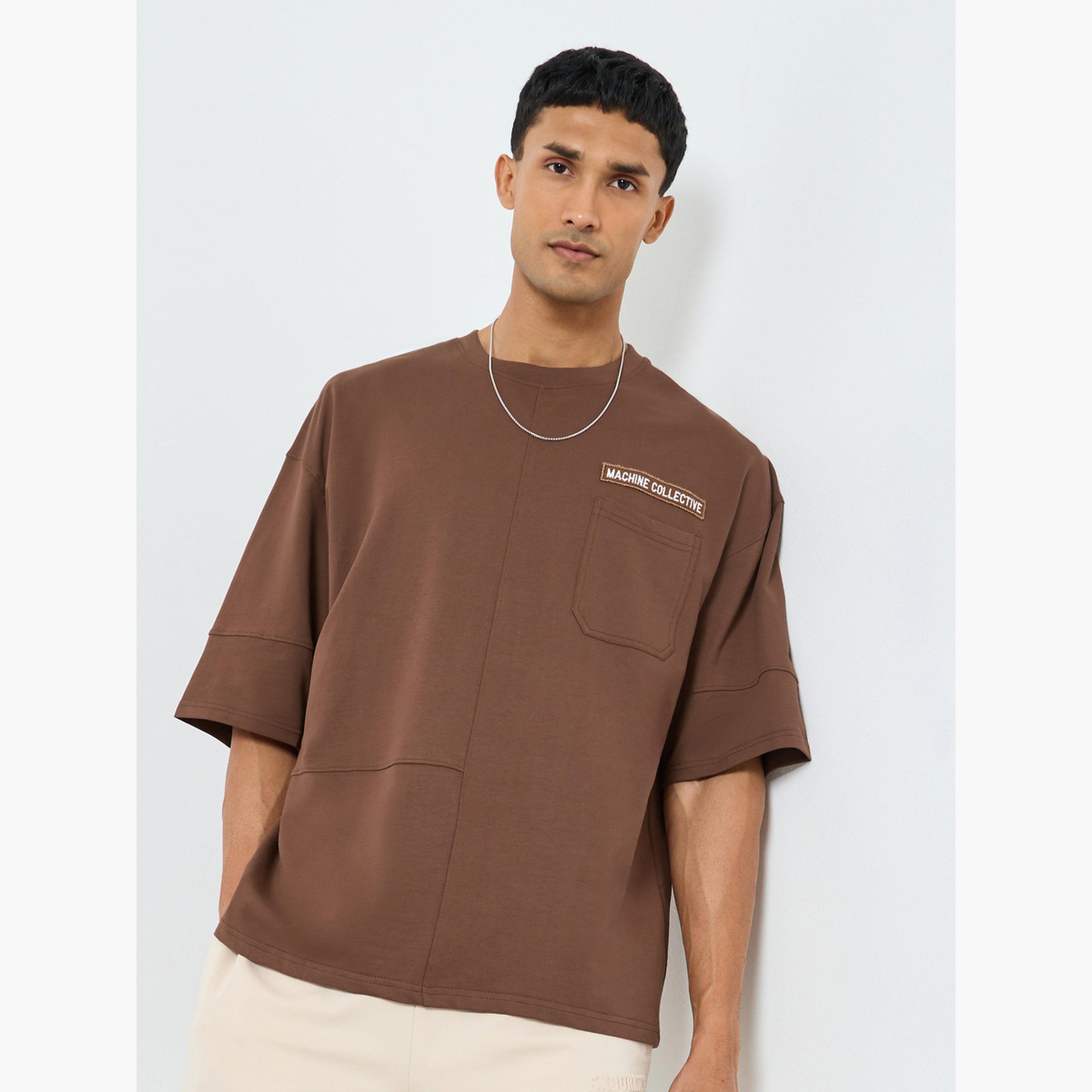 تيشيرت بقصة مربعة ومظهر باهت مع طبعة جيب ولوح أمامي-men-clothing-tshirtsandpolos-tshirts-image-1