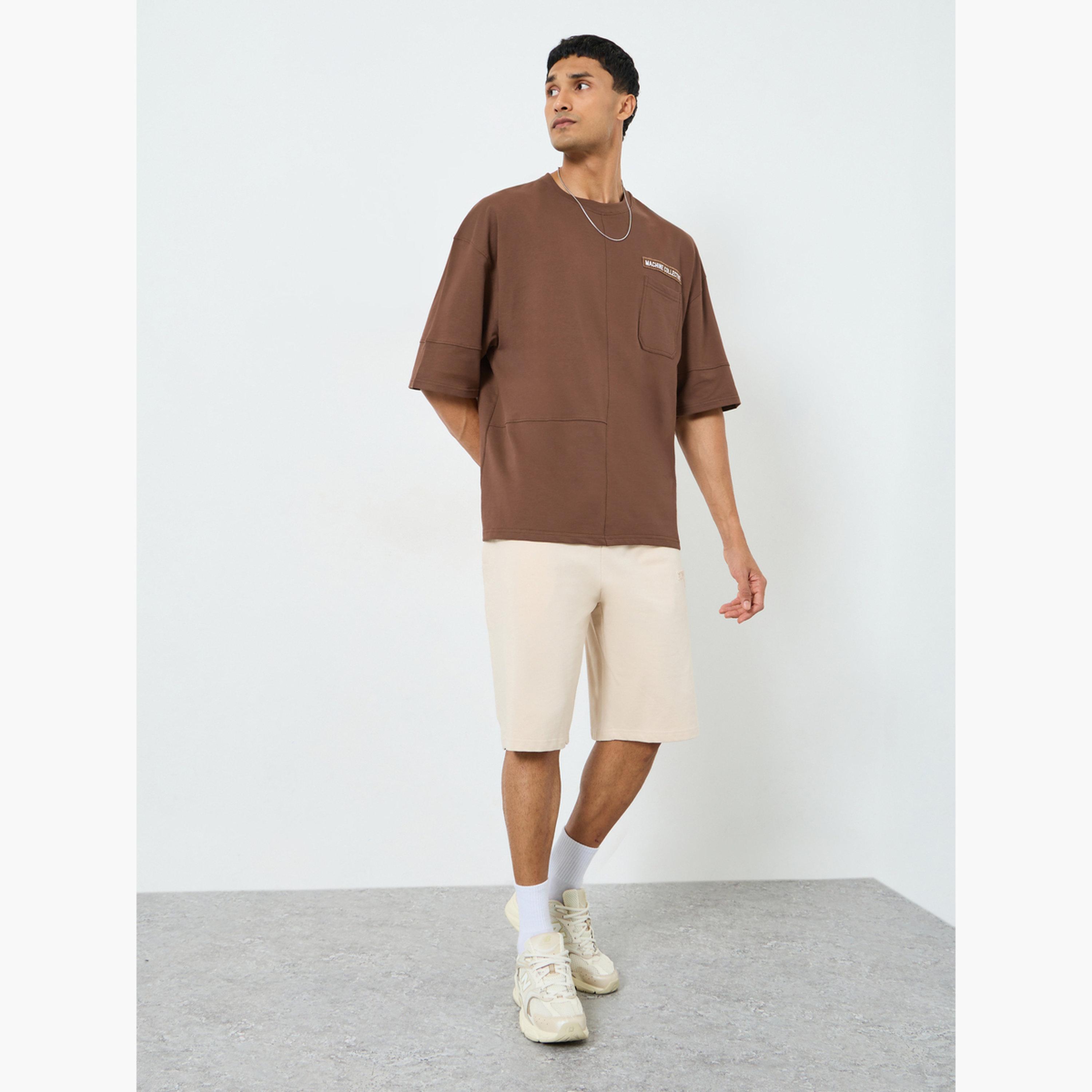 تيشيرت بقصة مربعة ومظهر باهت مع طبعة جيب ولوح أمامي-men-clothing-tshirtsandpolos-tshirts-image-2