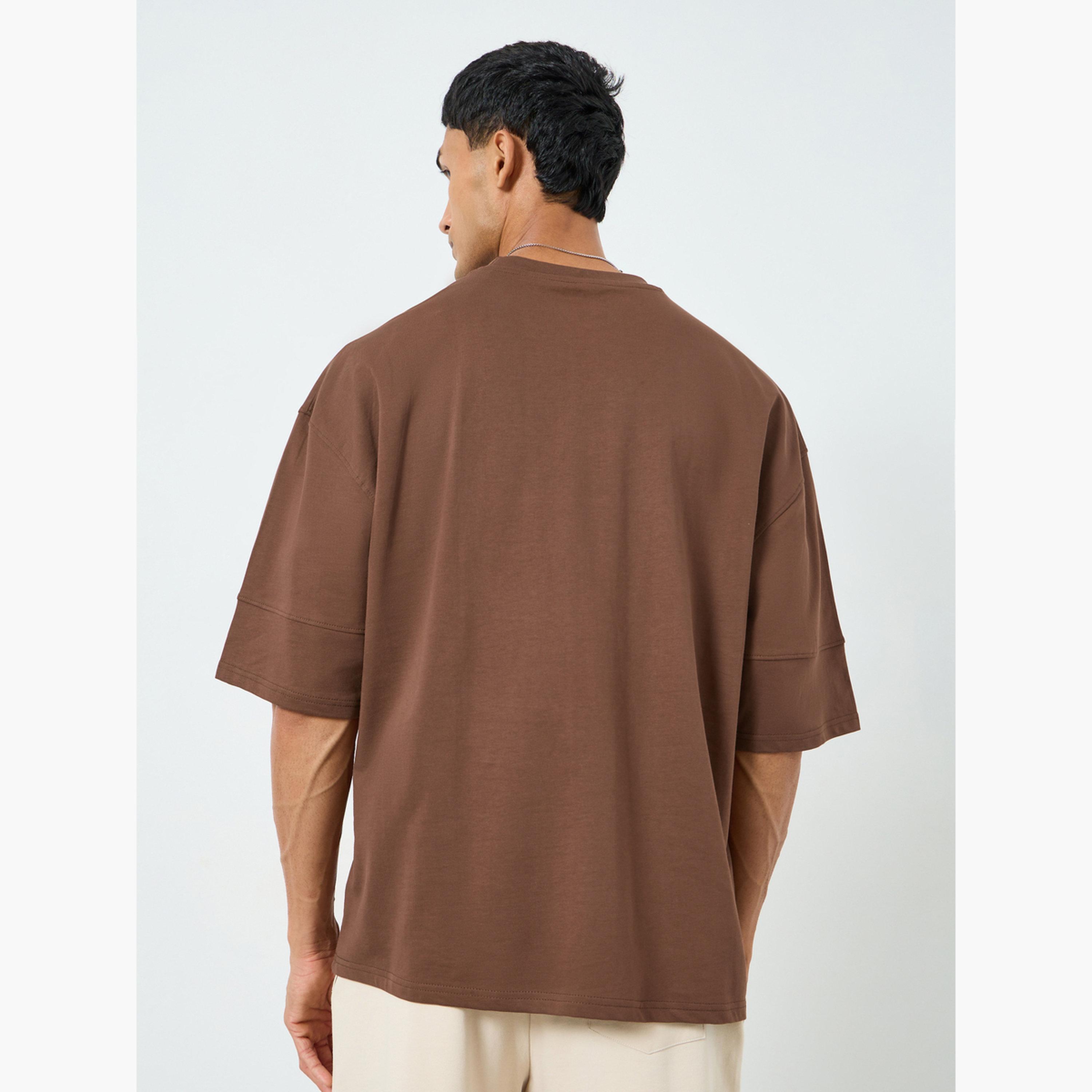 تيشيرت بقصة مربعة ومظهر باهت مع طبعة جيب ولوح أمامي-men-clothing-tshirtsandpolos-tshirts-image-5