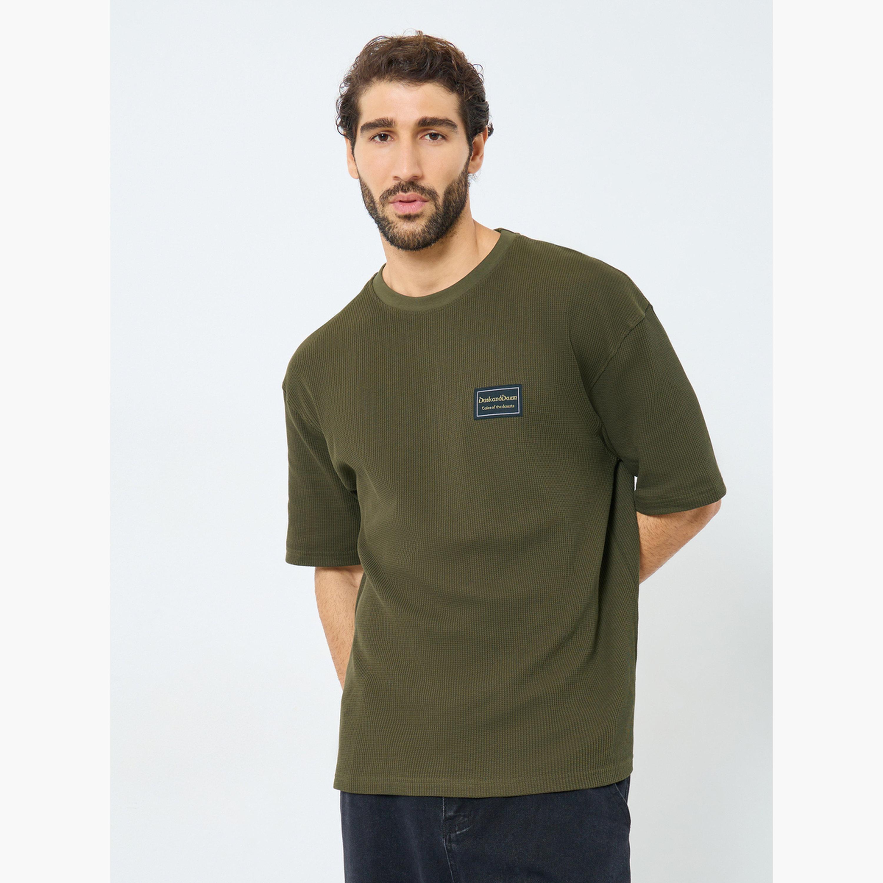 ستايلي - تي شيرت بقصّة عادية ومُضلّعة ومُحاكة نقشة الوافل للرجال-men-clothing-tshirtsandpolos-tshirts-image-1