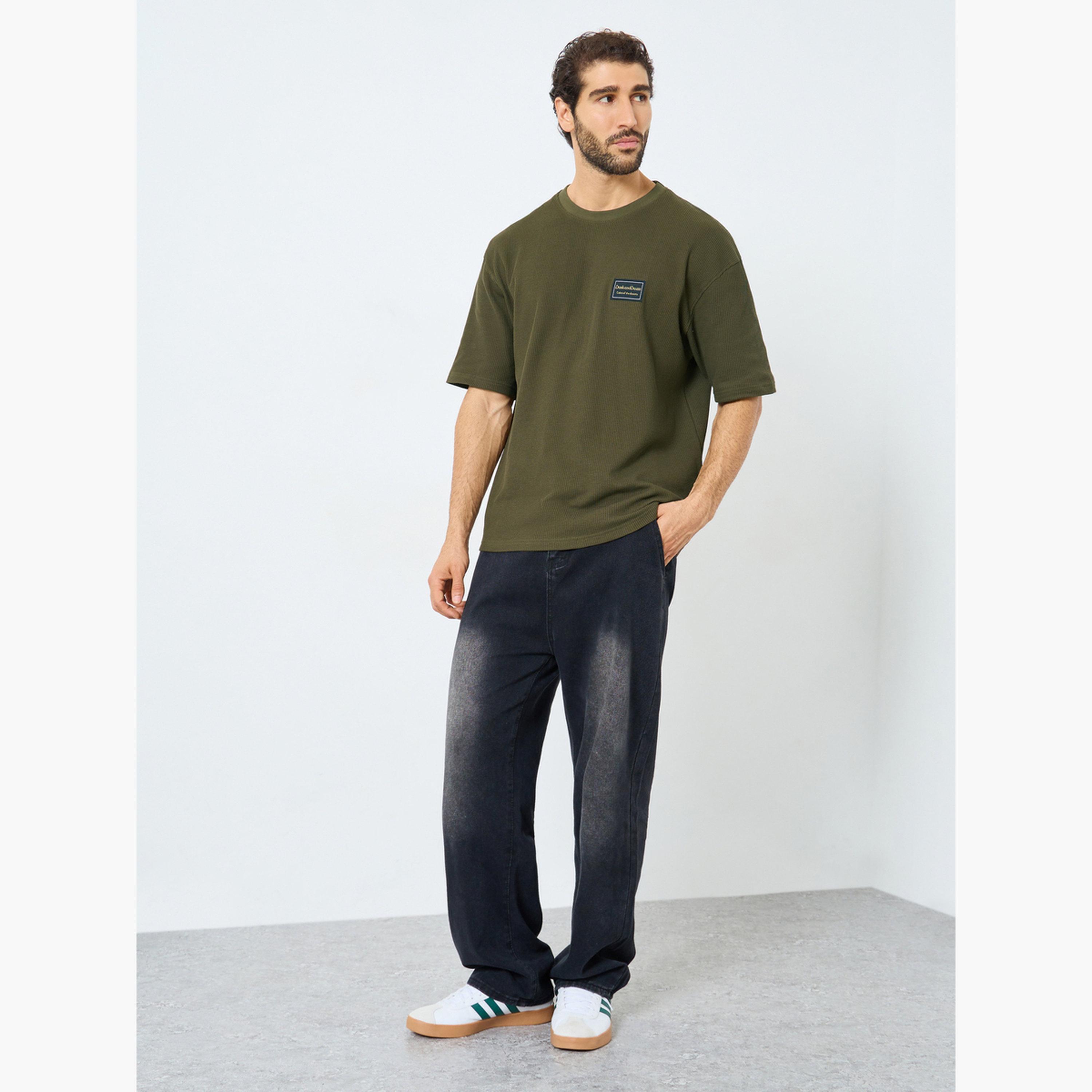 ستايلي - تي شيرت بقصّة عادية ومُضلّعة ومُحاكة نقشة الوافل للرجال-men-clothing-tshirtsandpolos-tshirts-image-2