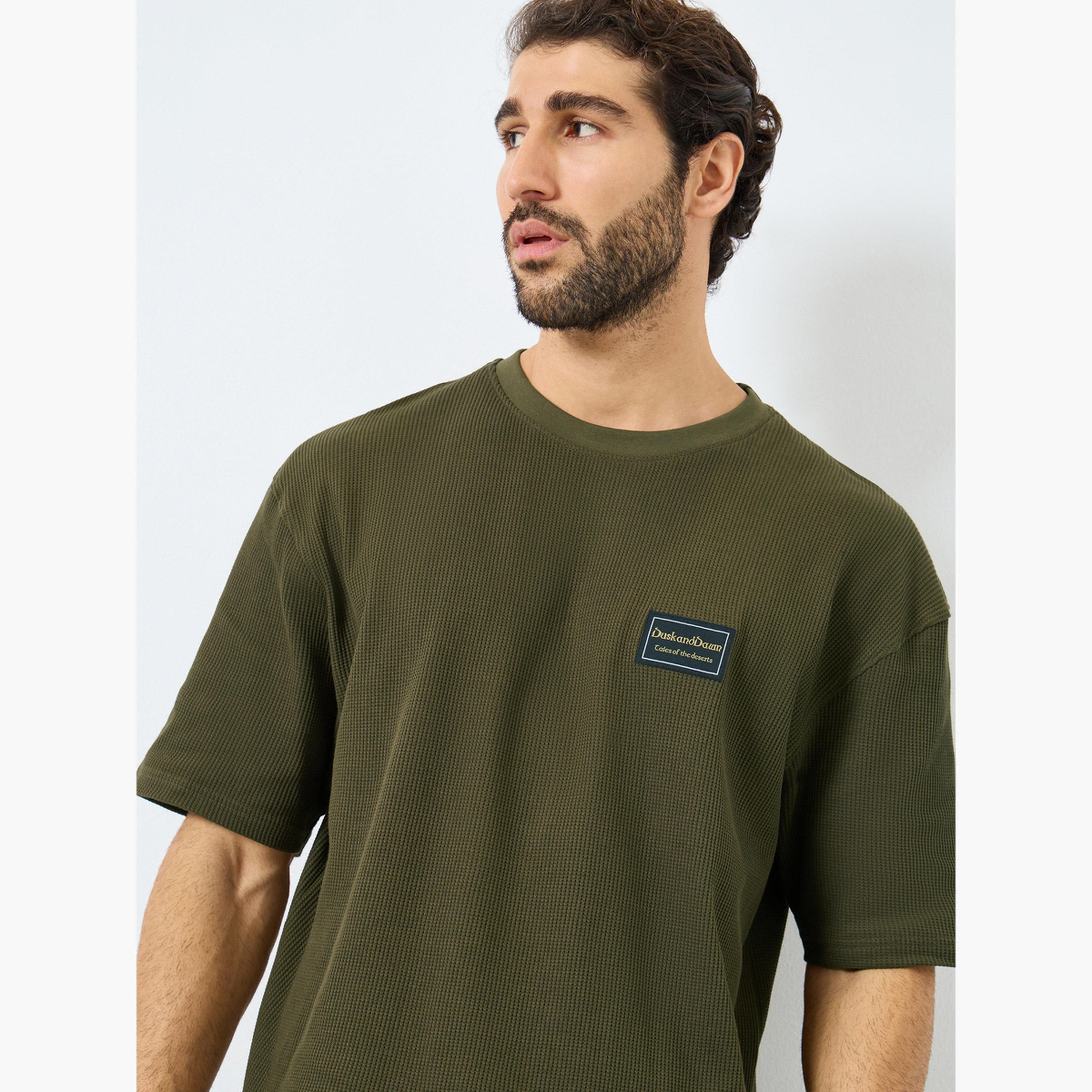 ستايلي - تي شيرت بقصّة عادية ومُضلّعة ومُحاكة نقشة الوافل للرجال-men-clothing-tshirtsandpolos-tshirts-image-3