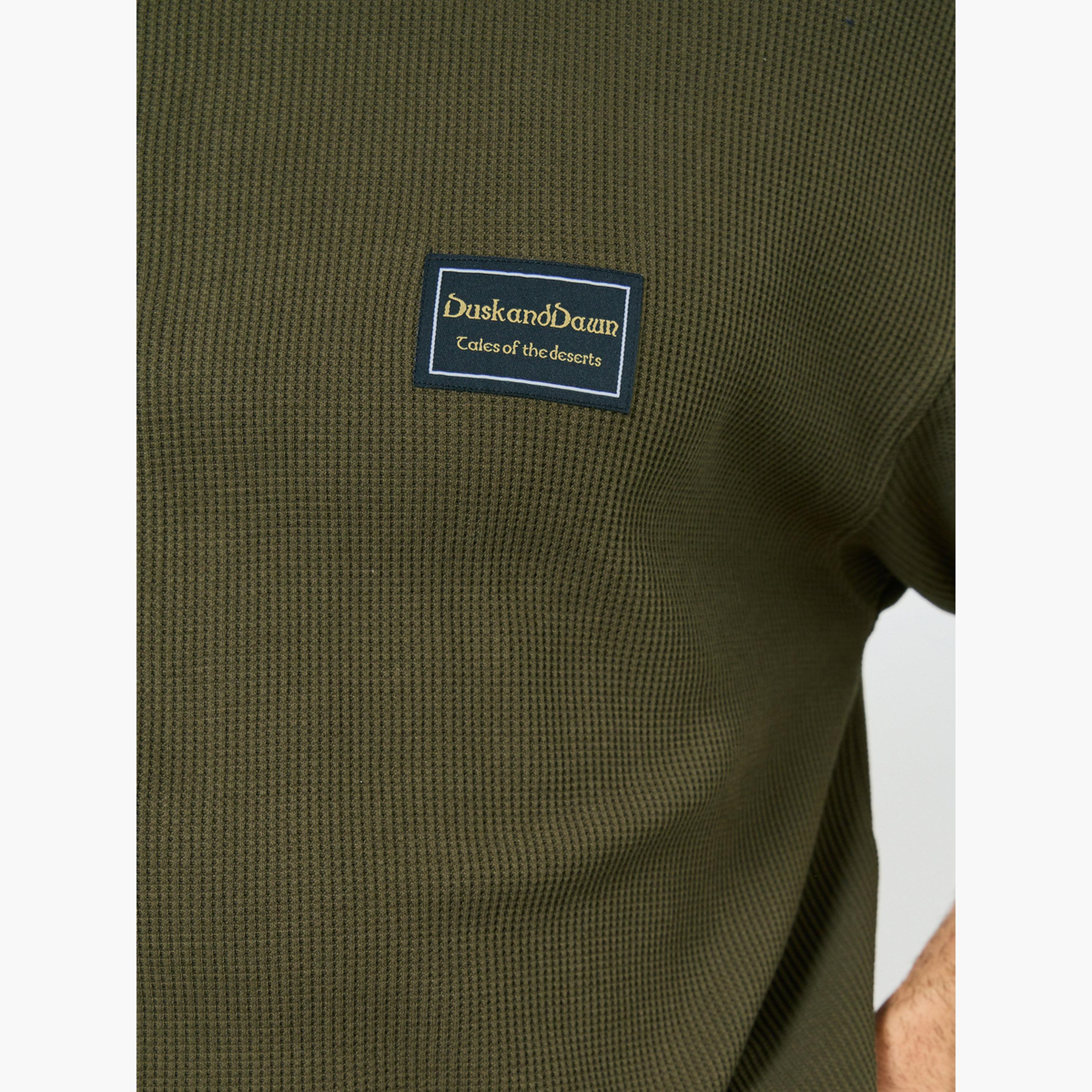 ستايلي - تي شيرت بقصّة عادية ومُضلّعة ومُحاكة نقشة الوافل للرجال-men-clothing-tshirtsandpolos-tshirts-image-4