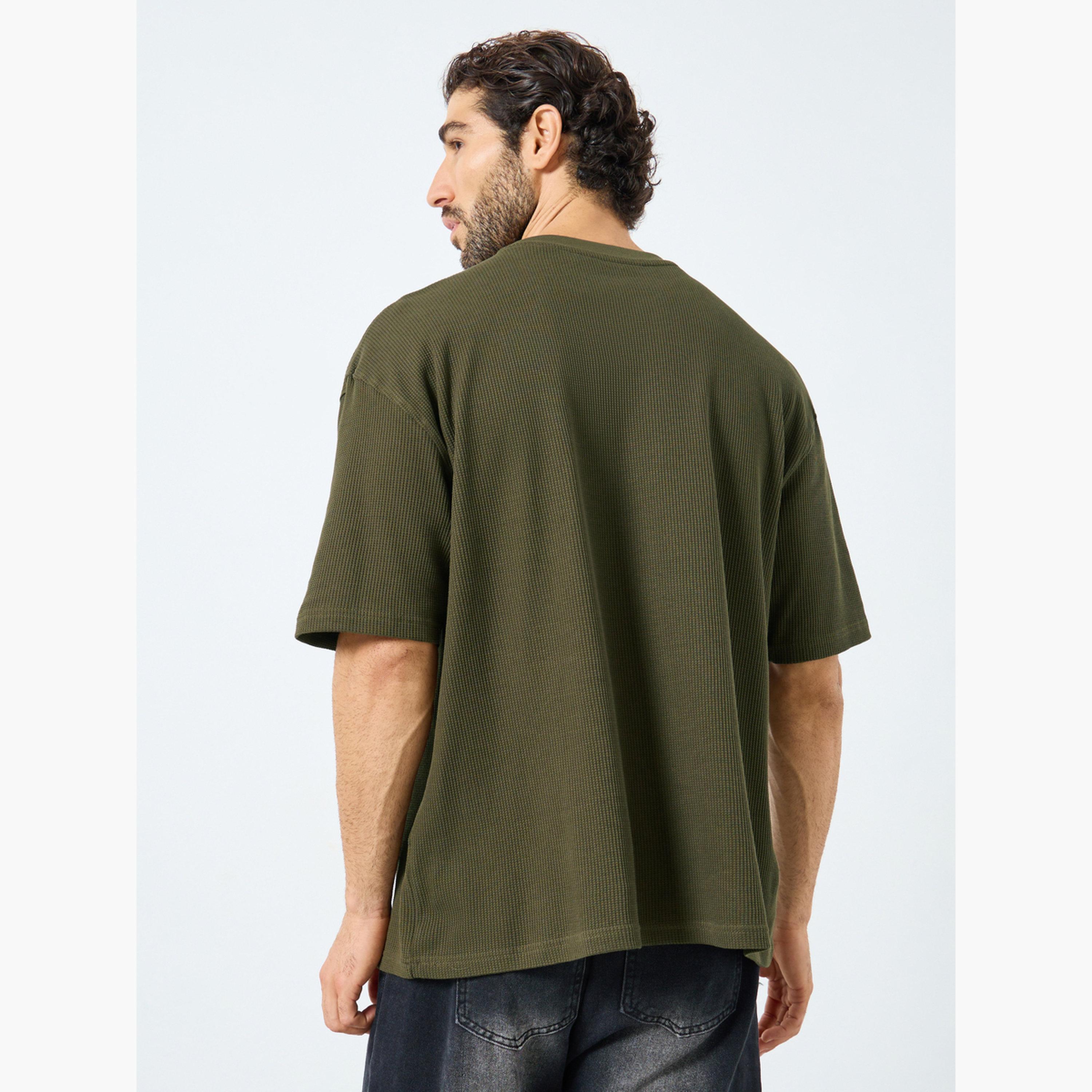 ستايلي - تي شيرت بقصّة عادية ومُضلّعة ومُحاكة نقشة الوافل للرجال-men-clothing-tshirtsandpolos-tshirts-image-5