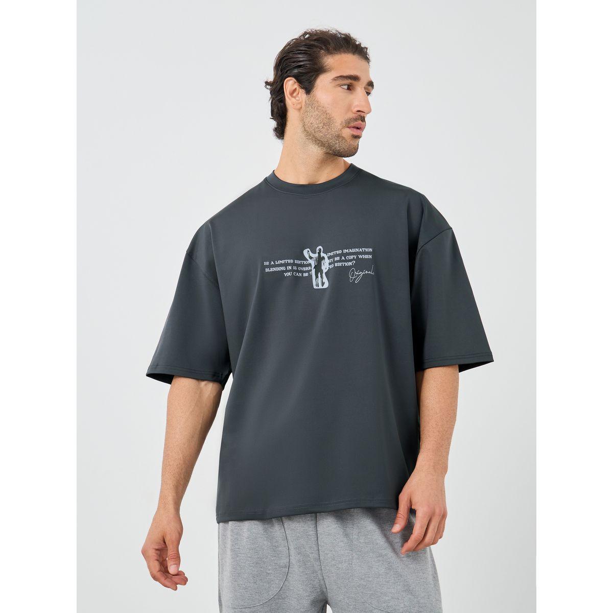 تيشيرت فضفاض بياقة دائرية وطبعة جرافيك-men-clothing-tshirtsandpolos-tshirts-image-2