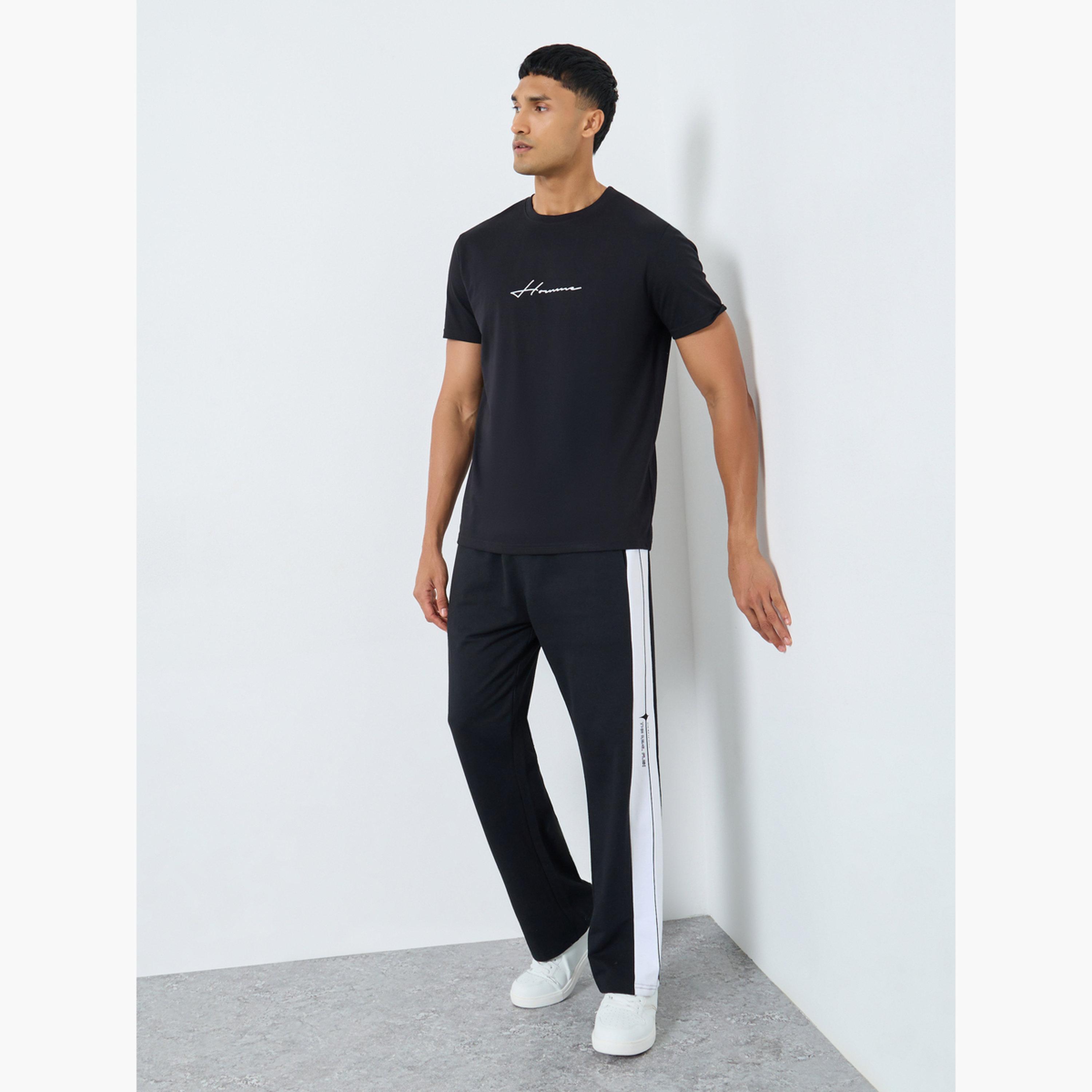 ستايلي - تي شيرت رجالي أسود بطبعة شعار ورقبة دائرية-men-clothing-tshirtsandpolos-tshirts-image-2