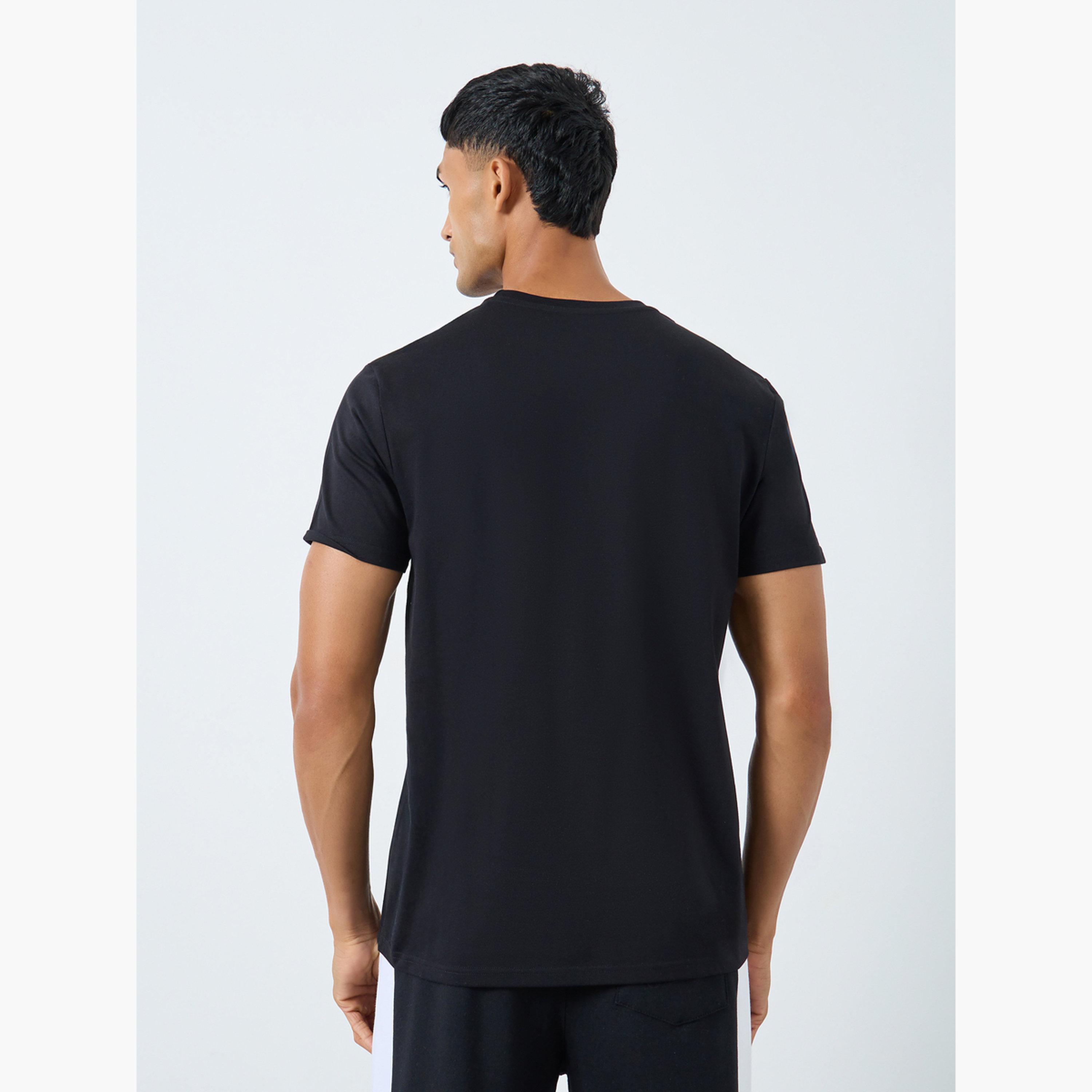 ستايلي - تي شيرت رجالي أسود بطبعة شعار ورقبة دائرية-men-clothing-tshirtsandpolos-tshirts-image-4