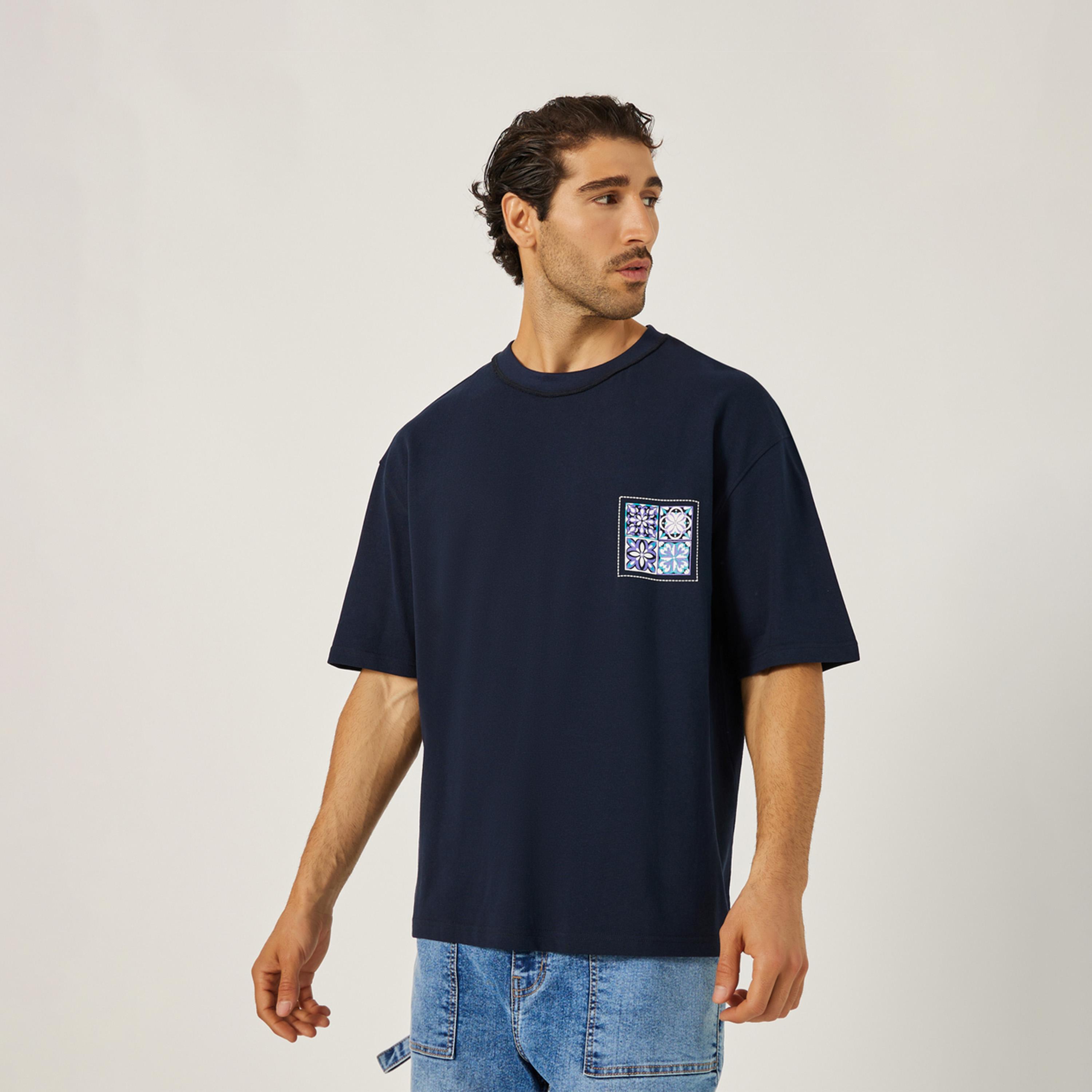 ستايلي - تي شيرت كبير الحجم بطبعة جرافيكية ورقبة دائرية-men-clothing-tshirtsandpolos-tshirts-image-1