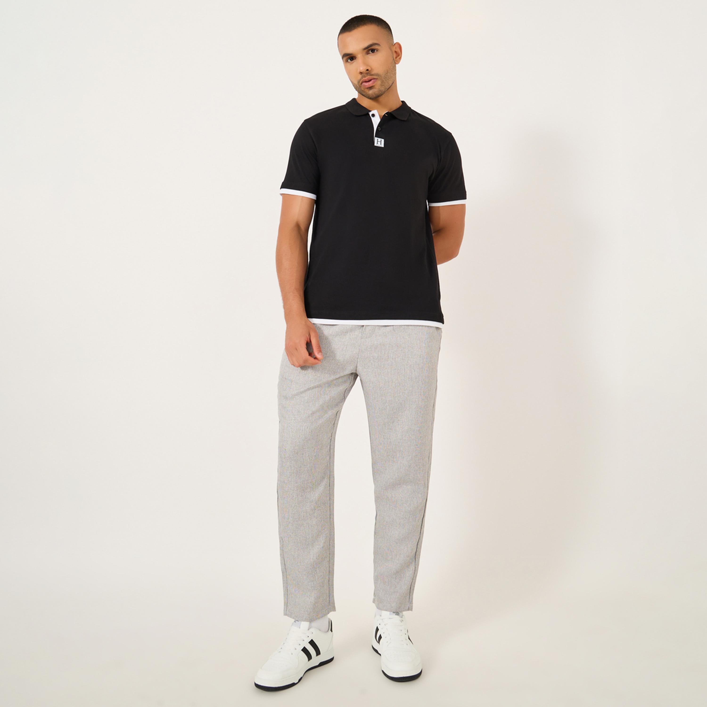 ستايلي - تي شيرت بولو بقصّة مريحة وطبعة بسيطة مع أزرار بلون متباين-men-clothing-tshirtsandpolos-polos-image-2