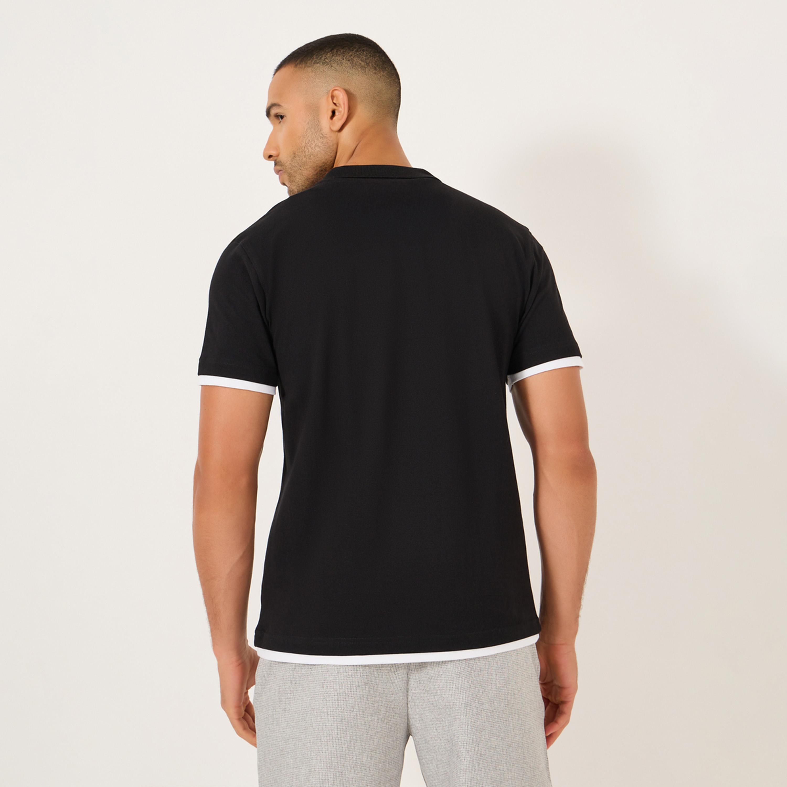 ستايلي - تي شيرت بولو بقصّة مريحة وطبعة بسيطة مع أزرار بلون متباين-men-clothing-tshirtsandpolos-polos-image-4