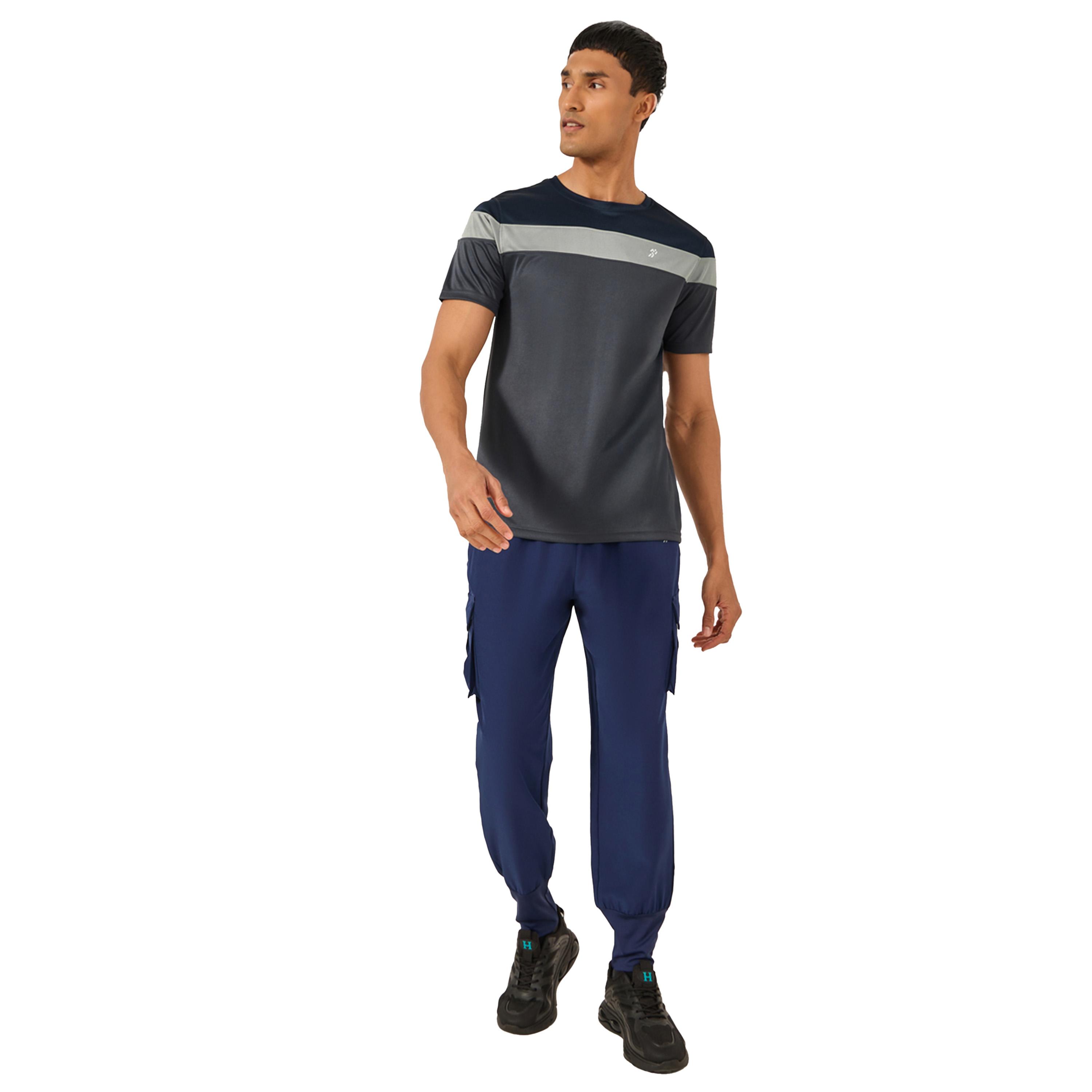 ستايلي - تي شيرت بقصّة عادية مع شعار وألوان متباينة-men-clothing-sportswearandactivewear-tshirtsandpolos-image-2