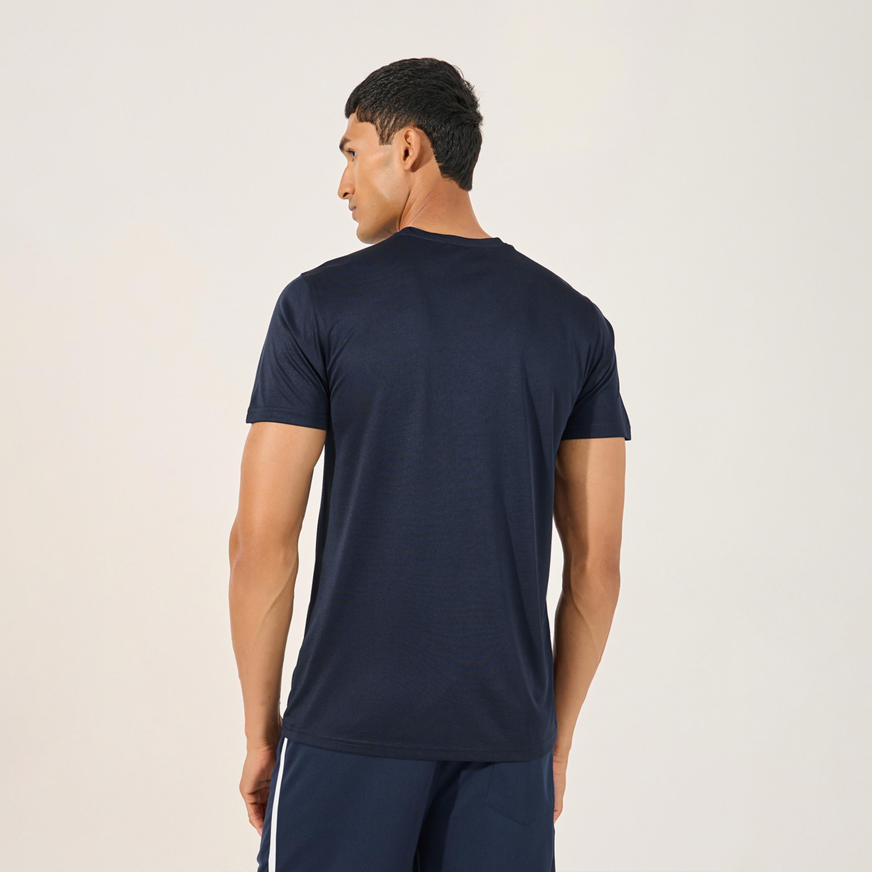 ستايلي - تي شيرت جري بأكمام قصيرة وطبعة شعار-men-clothing-sportswearandactivewear-tshirtsandpolos-image-4