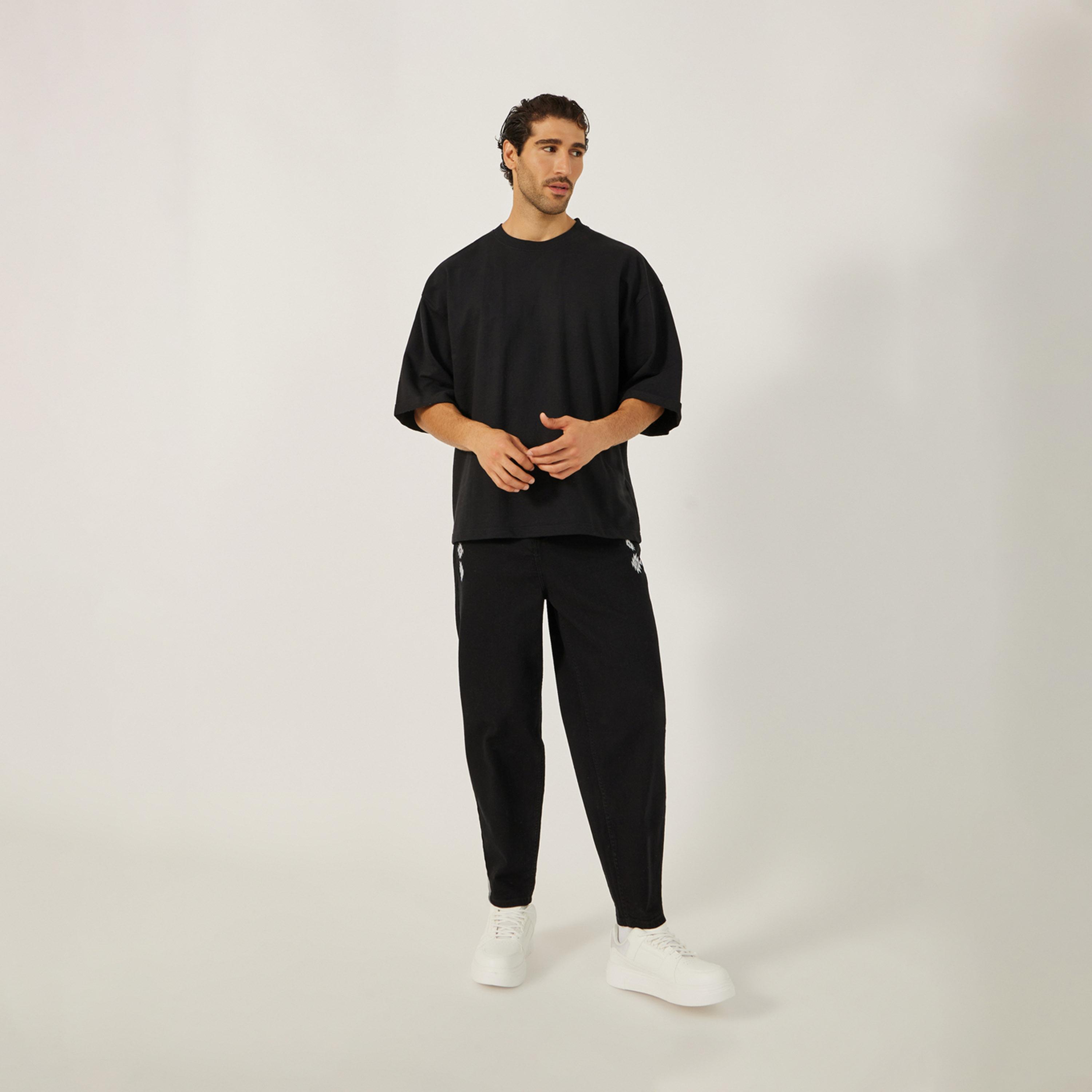 ستايلي - بنطال جينز بخصر متوسط الارتفاع بقصّة البالون ومطرّز-men-clothing-bottoms-jeans-image-2