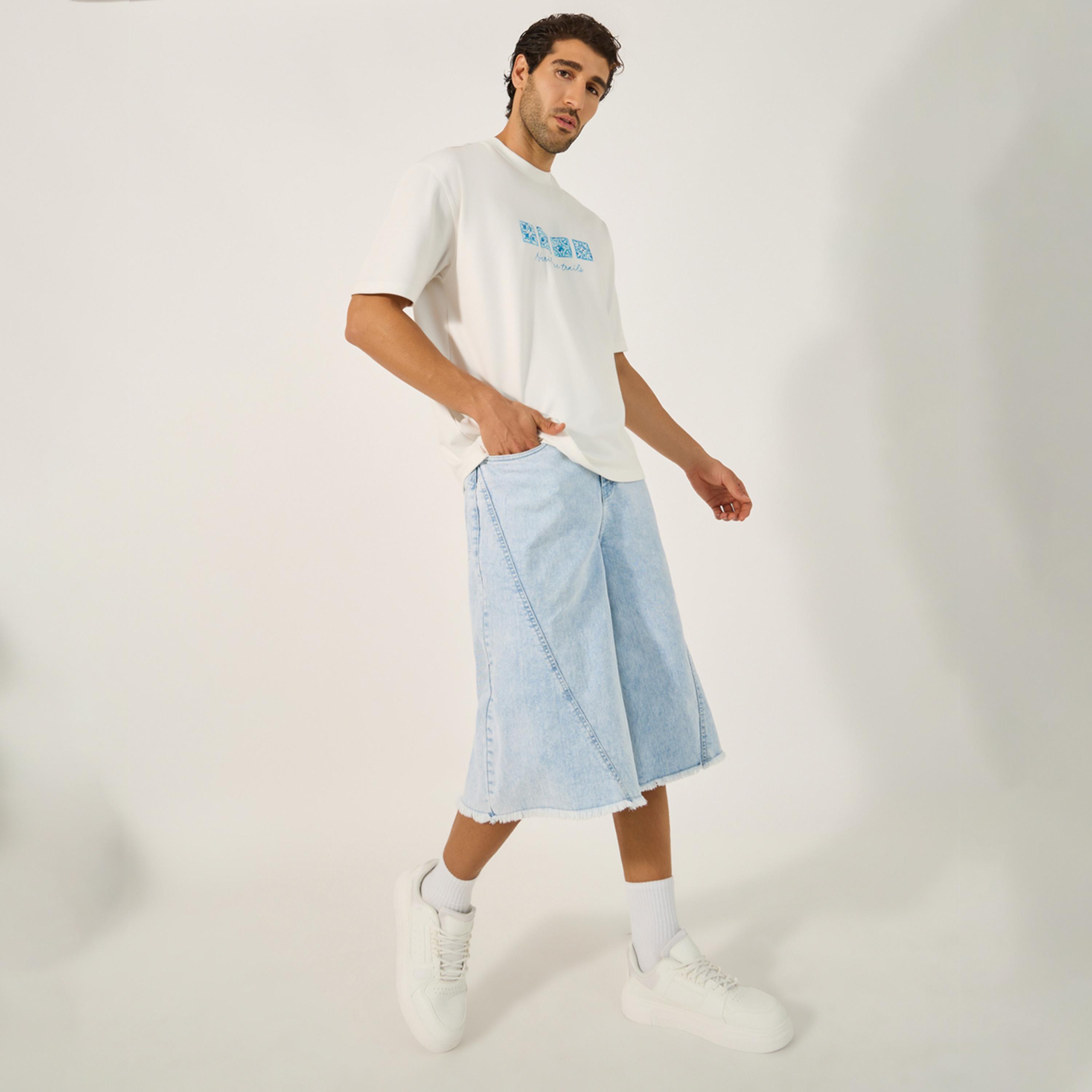 ستايلي - ليميتد - شورت جينز قصير بخصر متوسط الارتفاع وحواف منسلة-men-clothing-bottoms-shorts-image-1