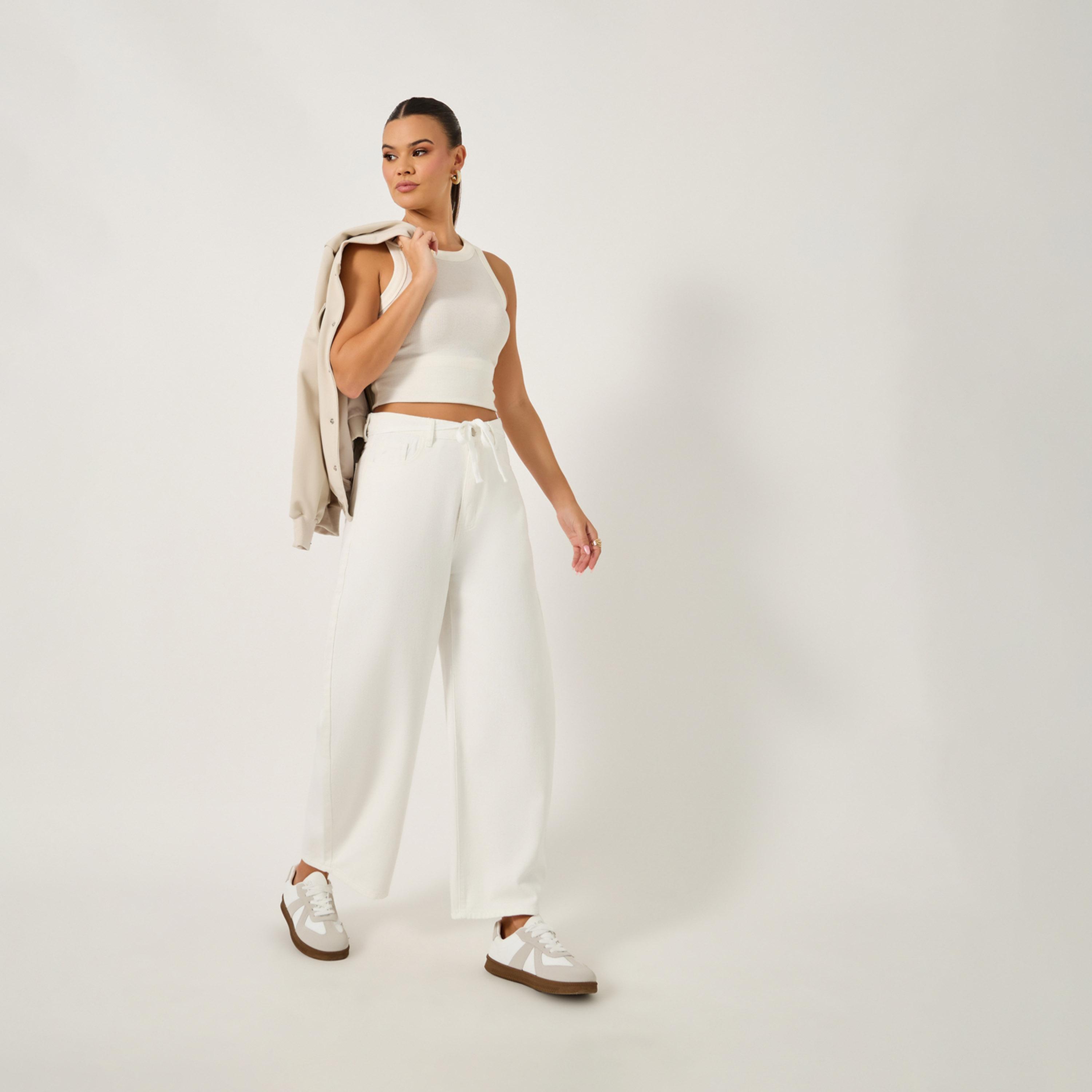 ستايلي - بنطال جينز بقصة مريحة بخصر متوسط الارتفاع مع تفاصيل رباط-women-clothing-bottoms-jeans-image-2