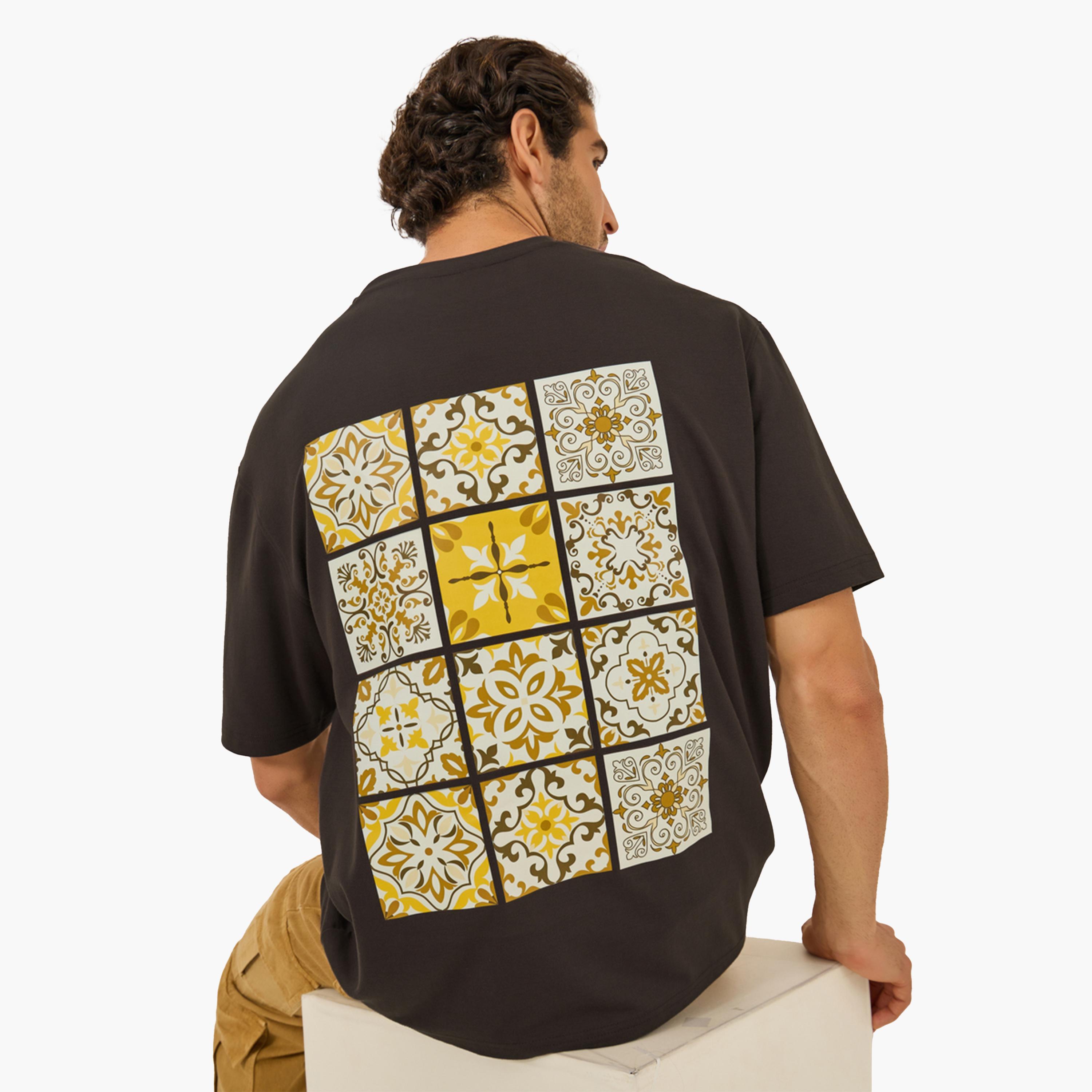 ستايلي - تي شيرت كبير الحجم بطبعة فسيفساء جرافيكية-men-clothing-tshirtsandpolos-tshirts-image-3