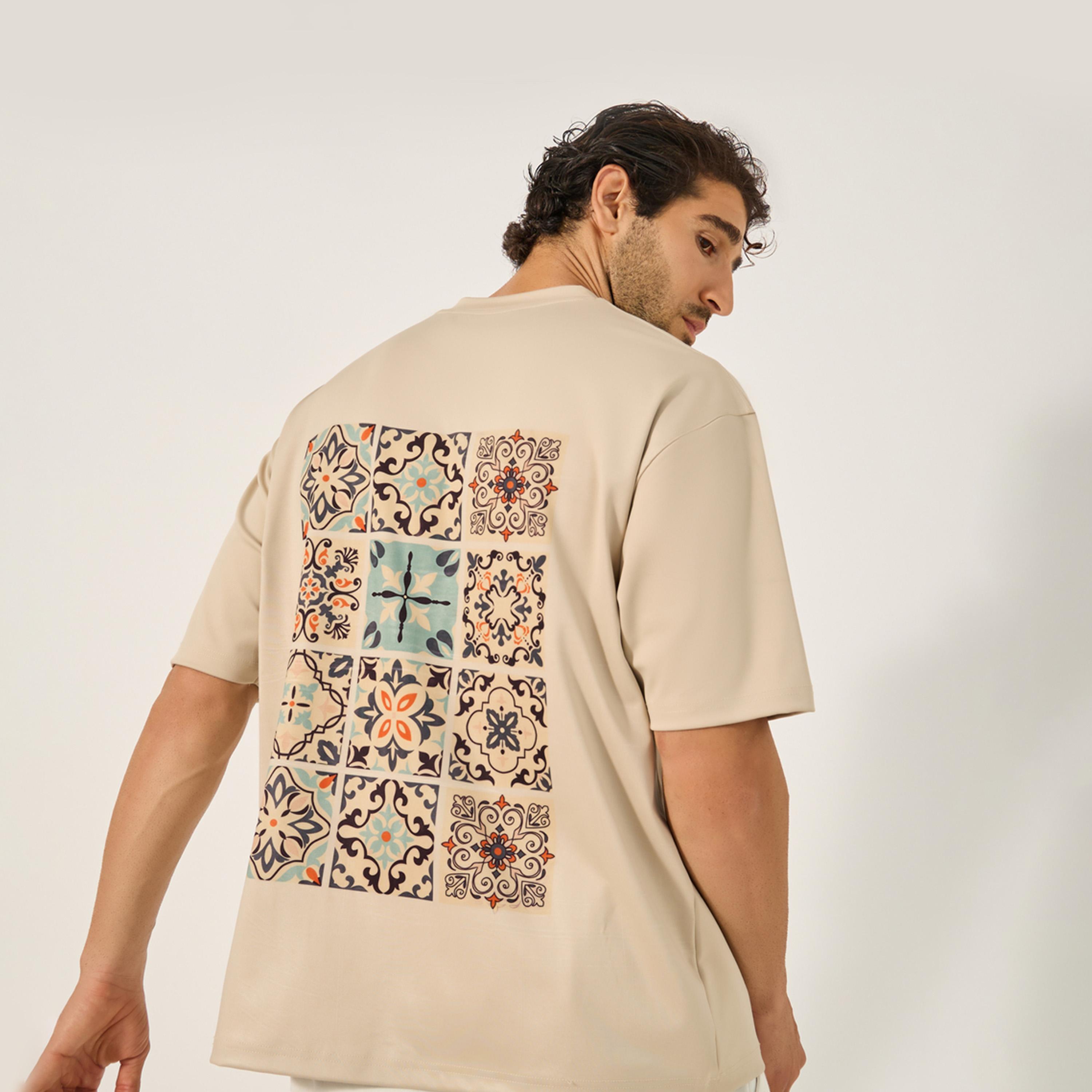ستايلي-  تي شيرت واسع بطبعة جرافيك فسيفساء-men-clothing-tshirtsandpolos-tshirts-image-3