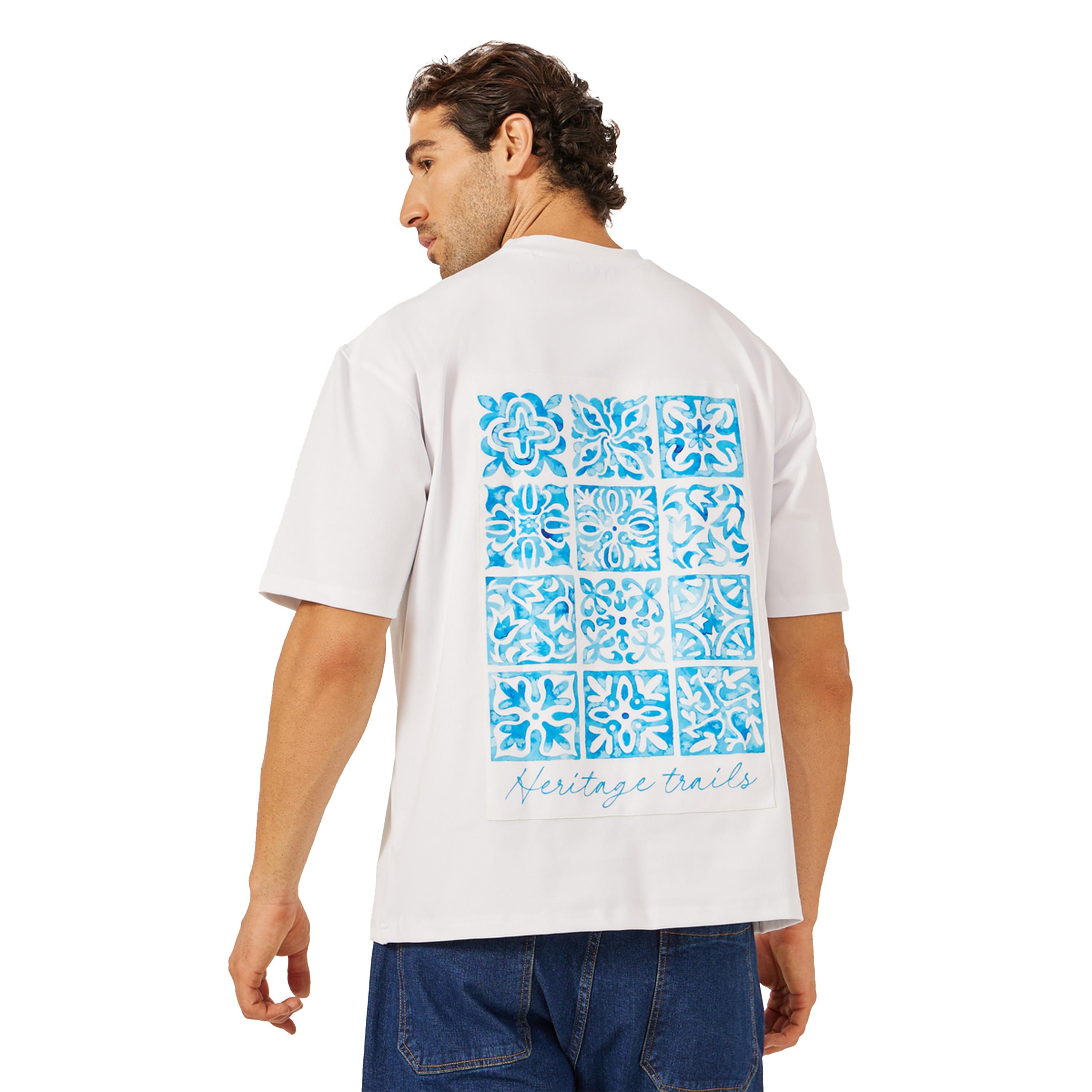 ستايلي - تي شيرت كبير الحجم بطبعة جرافيكية مع تطريز خلفي-men-clothing-tshirtsandpolos-tshirts-image-2