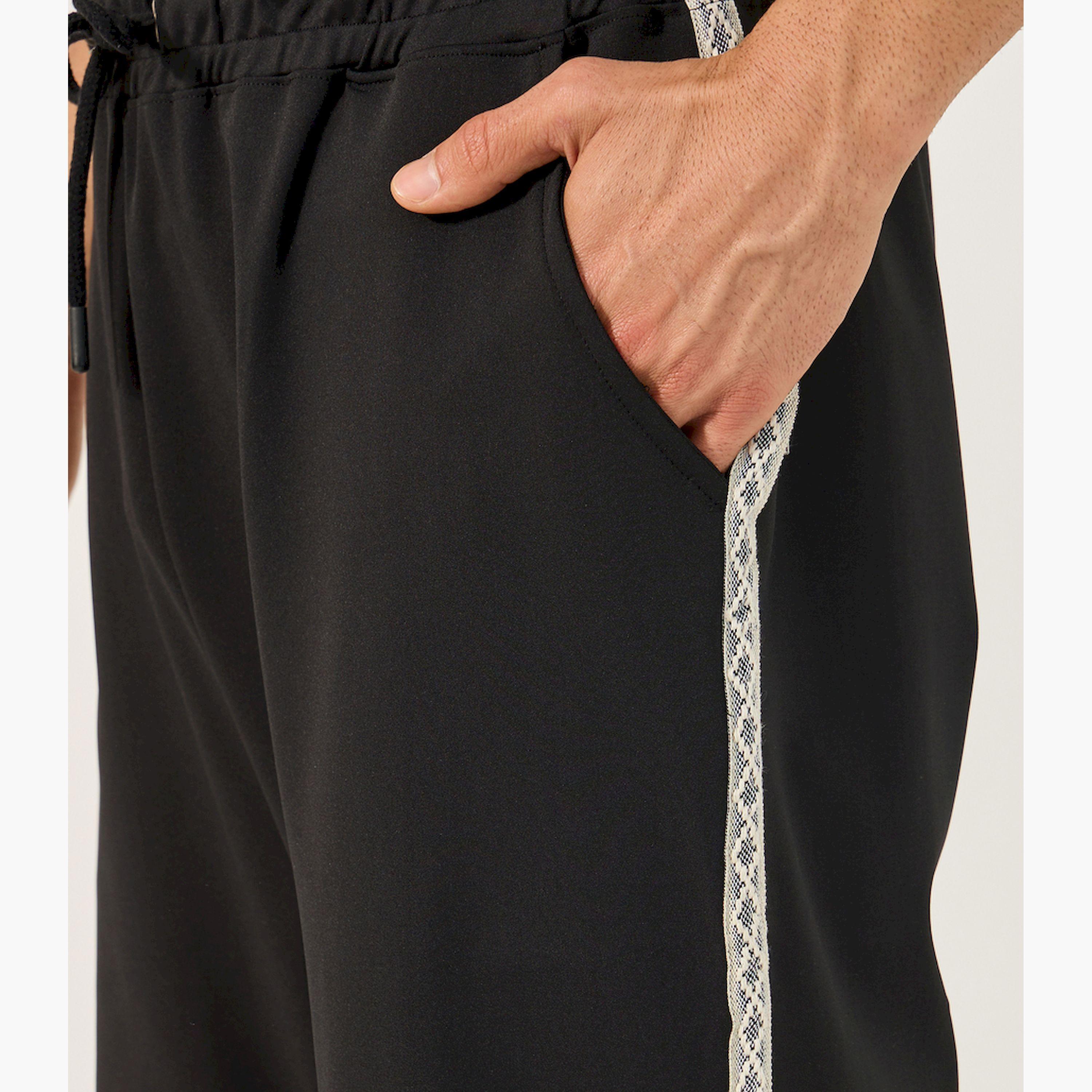 ستايلي-  بنطال رياضي كبير الحجم برباط متوسط ​​الارتفاع مع شريط جاكار جانبي-men-clothing-bottoms-joggers-image-3