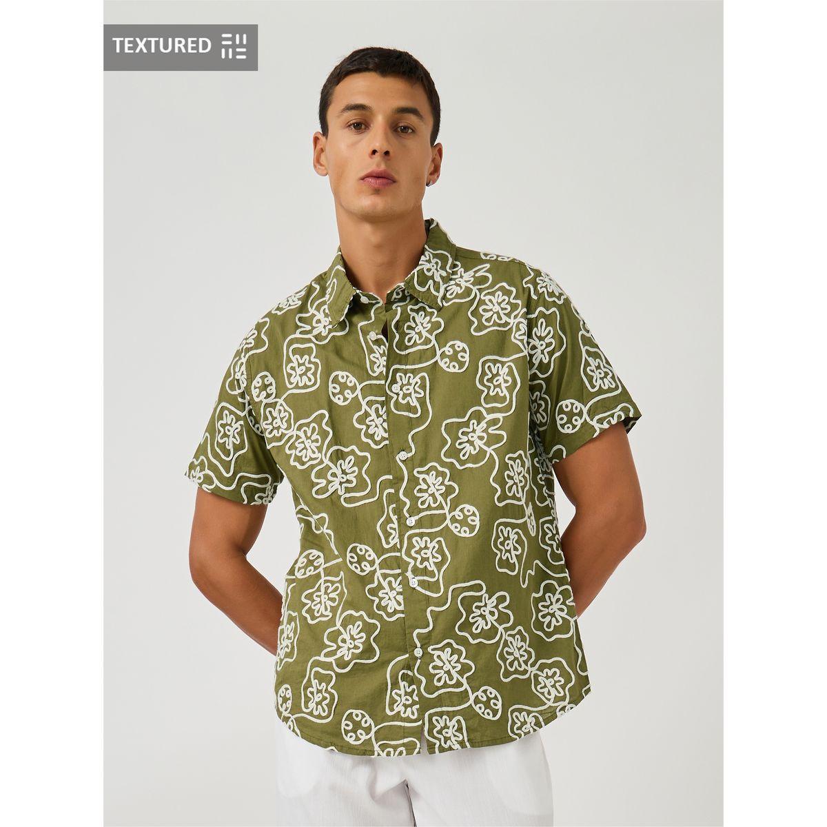 بلوزة بقصة عادية وياقة سبريد مع تفاصيل مُطرّزة-men-clothing-shirts-image-1