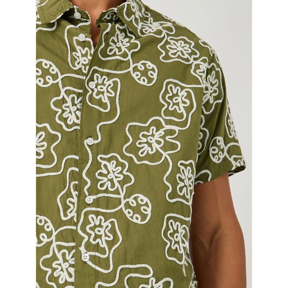 بلوزة بقصة عادية وياقة سبريد مع تفاصيل مُطرّزة-men-clothing-shirts-image-3