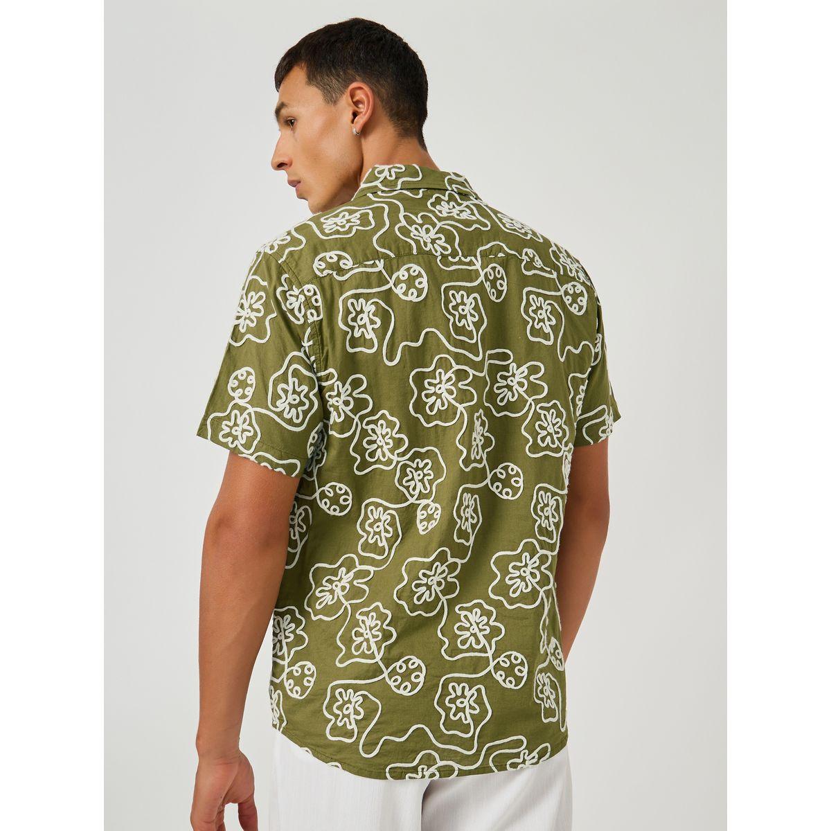بلوزة بقصة عادية وياقة سبريد مع تفاصيل مُطرّزة-men-clothing-shirts-image-4