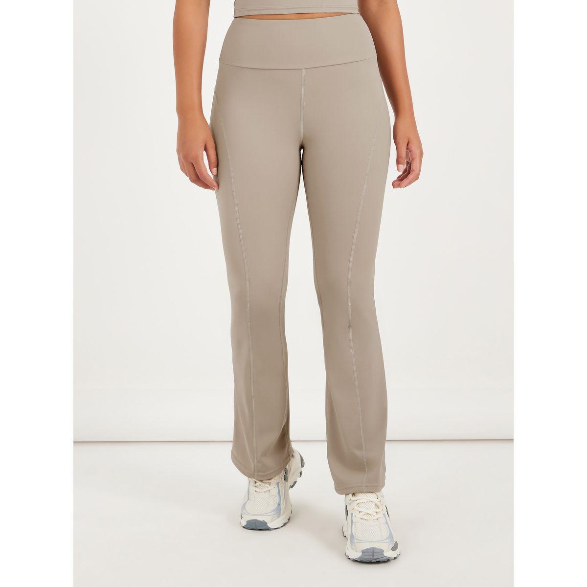 بنطال بخصر عريض وحافة واسعة مزين بشارة-women-clothing-sportswearandactivewear-bottoms-joggersandtrackpants-image-2