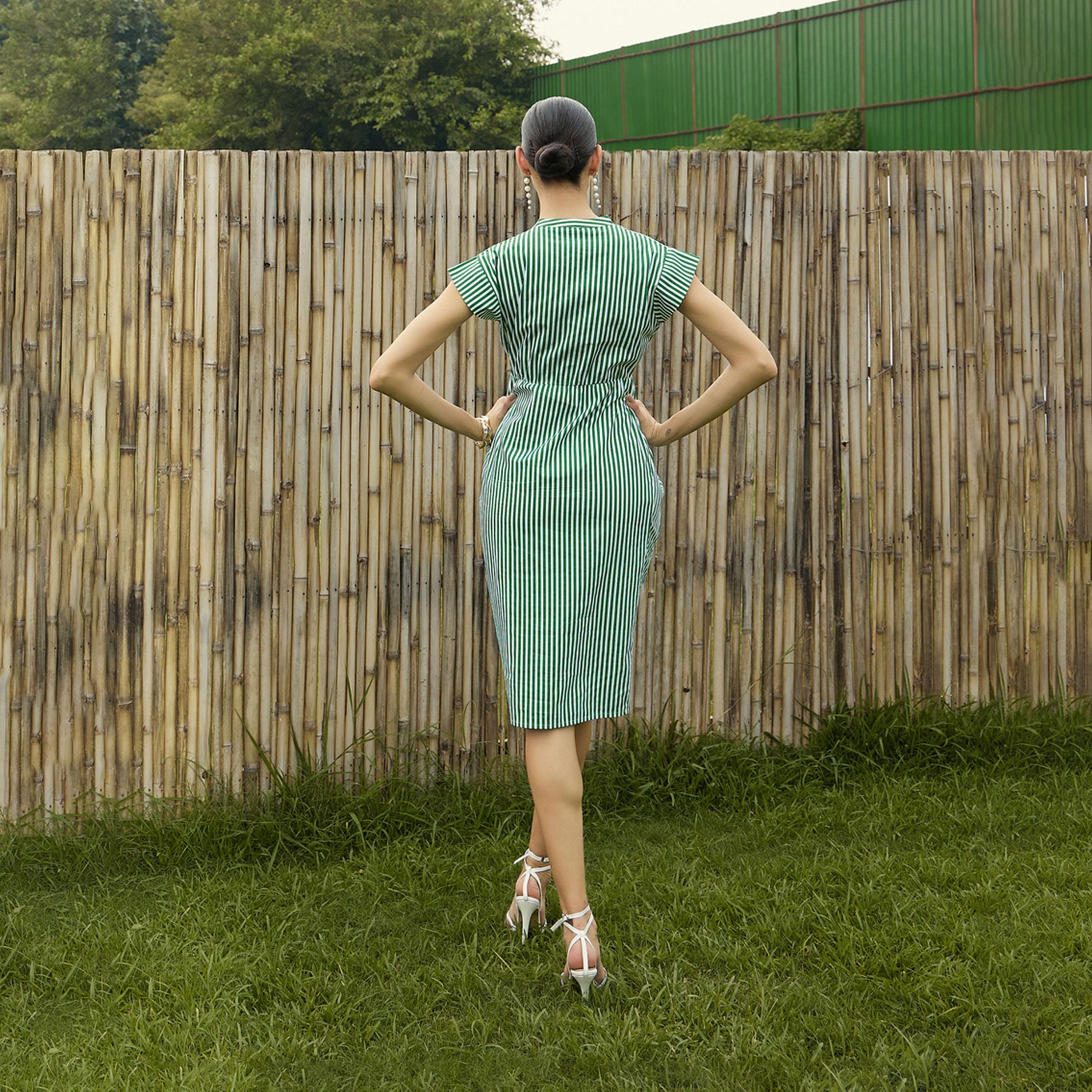 فستان مخطط بطول الركبة وتفاصيل مزمومة ساسافراس × ستايلي-women-clothing-dresses-image-5