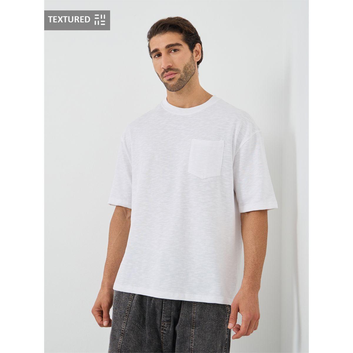 تيشيرت فضفاض بياقة ضيقة وجيب على الصدر-men-clothing-tshirtsandpolos-tshirts-image-1
