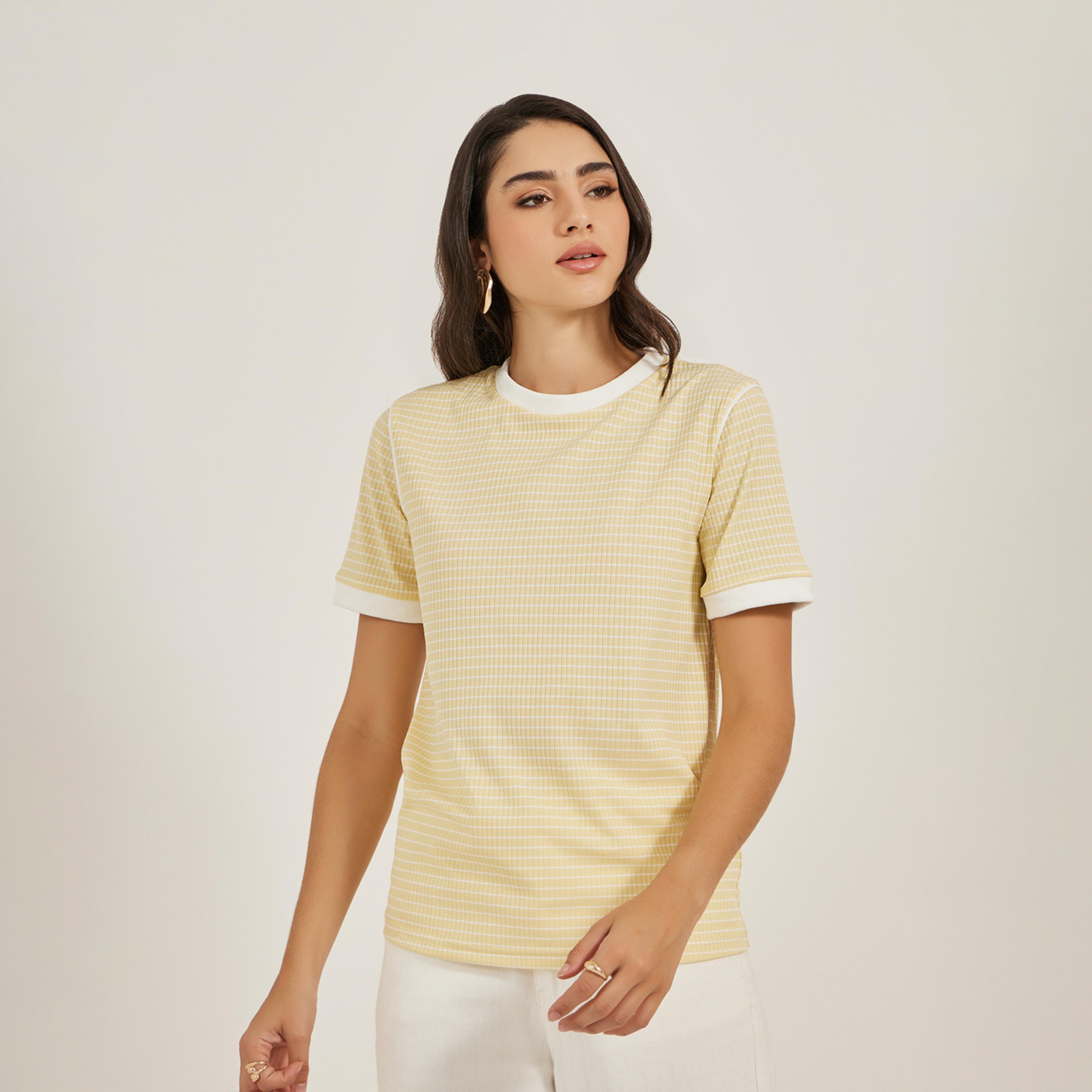 ستايلي - تي شيرت مخطط مضلع بقصة عادية ورقبة دائرية-women-clothing-tshirts-image-3