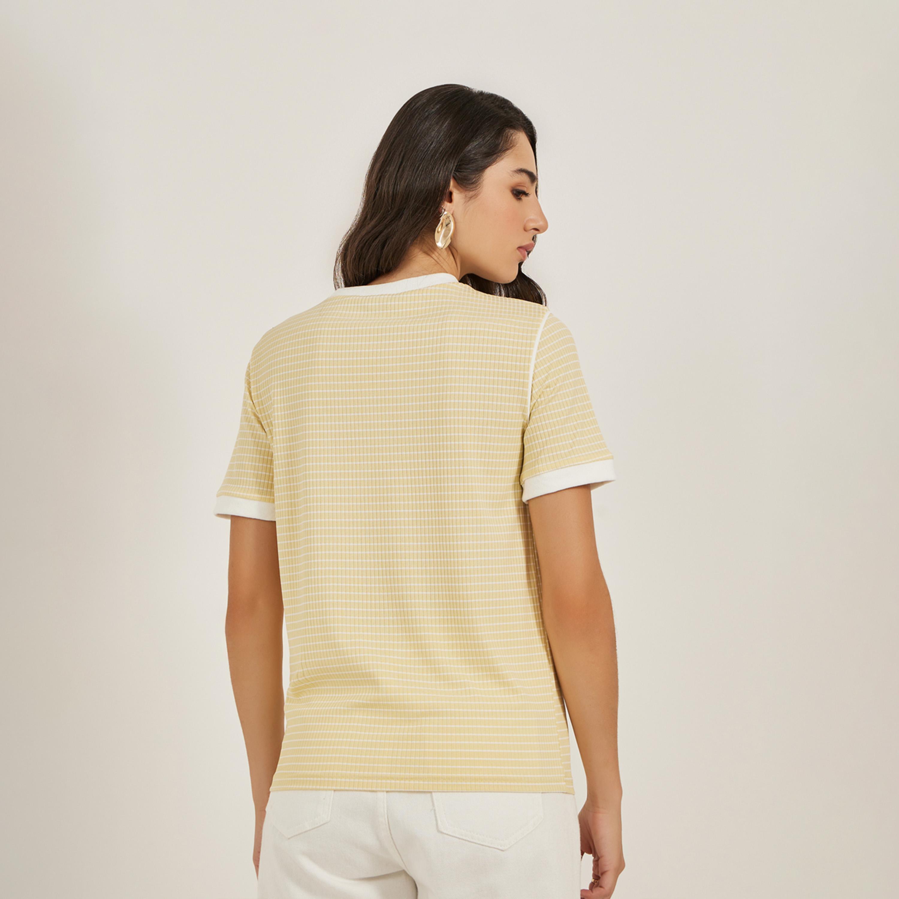 ستايلي - تي شيرت مخطط مضلع بقصة عادية ورقبة دائرية-women-clothing-tshirts-image-1
